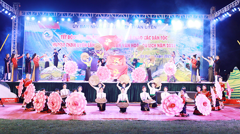 Màn hát múa “Cờ Đảng sáng mãi vùng biên”.