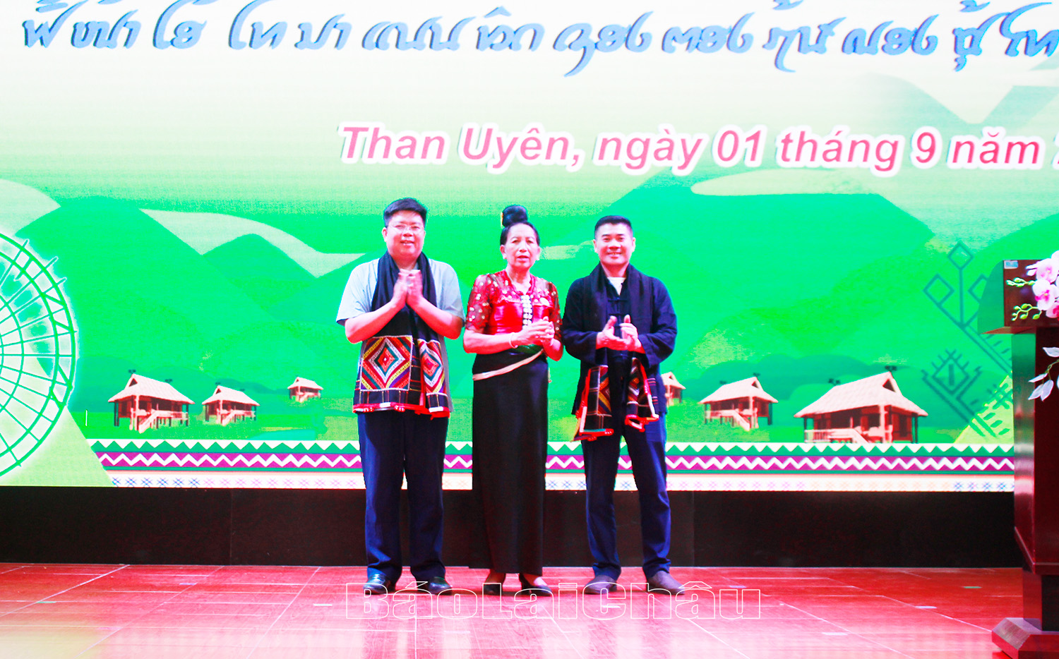 Đại diện Câu lạc bộ Văn hóa Thái Chiềng Sàng (huyện Chiềng Châu, tỉnh Sơn La) tặng khăn piêu cho lãnh đạo huyện, Ban Vận động Bảo tồn bản sắc văn hóa dân tộc Thái huyện Than Uyên.