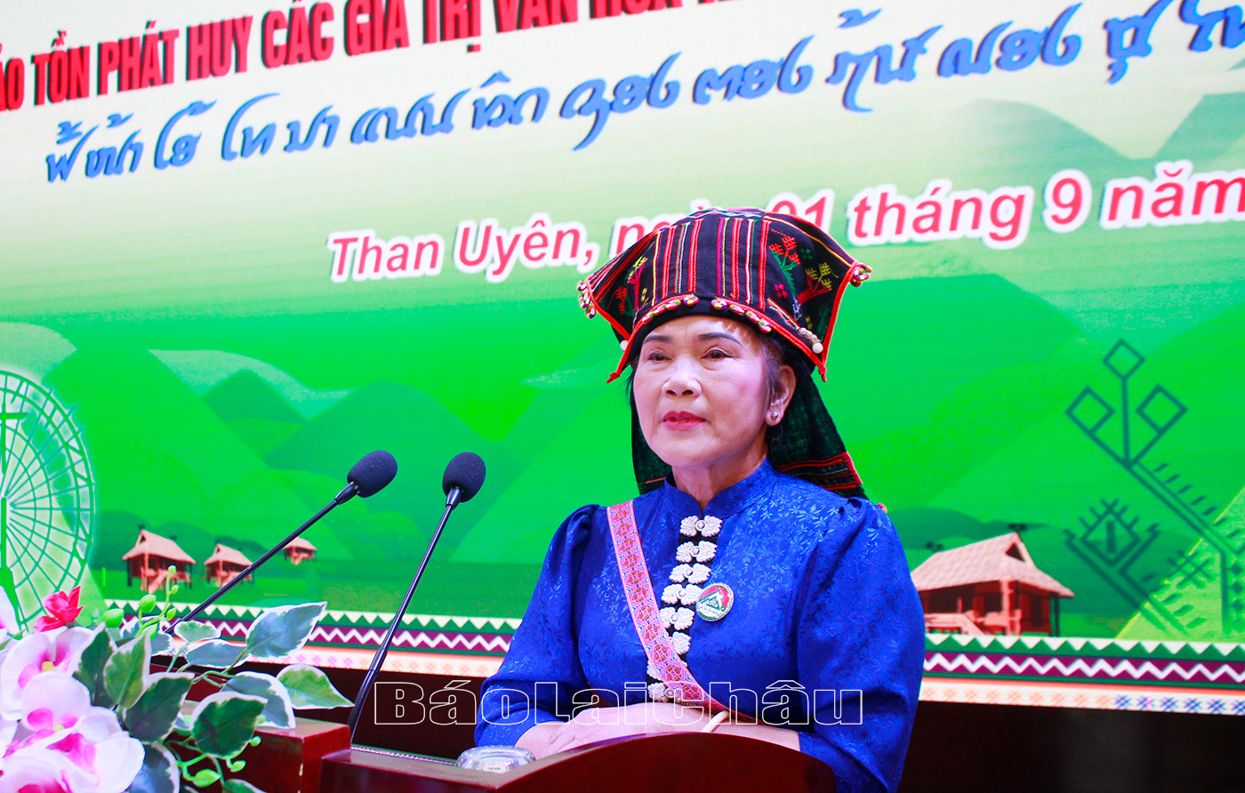 Đại biểu chia sẻ kinh nghiệm gìn giữ chữ viết dân tộc Thái tại tọa đàm.