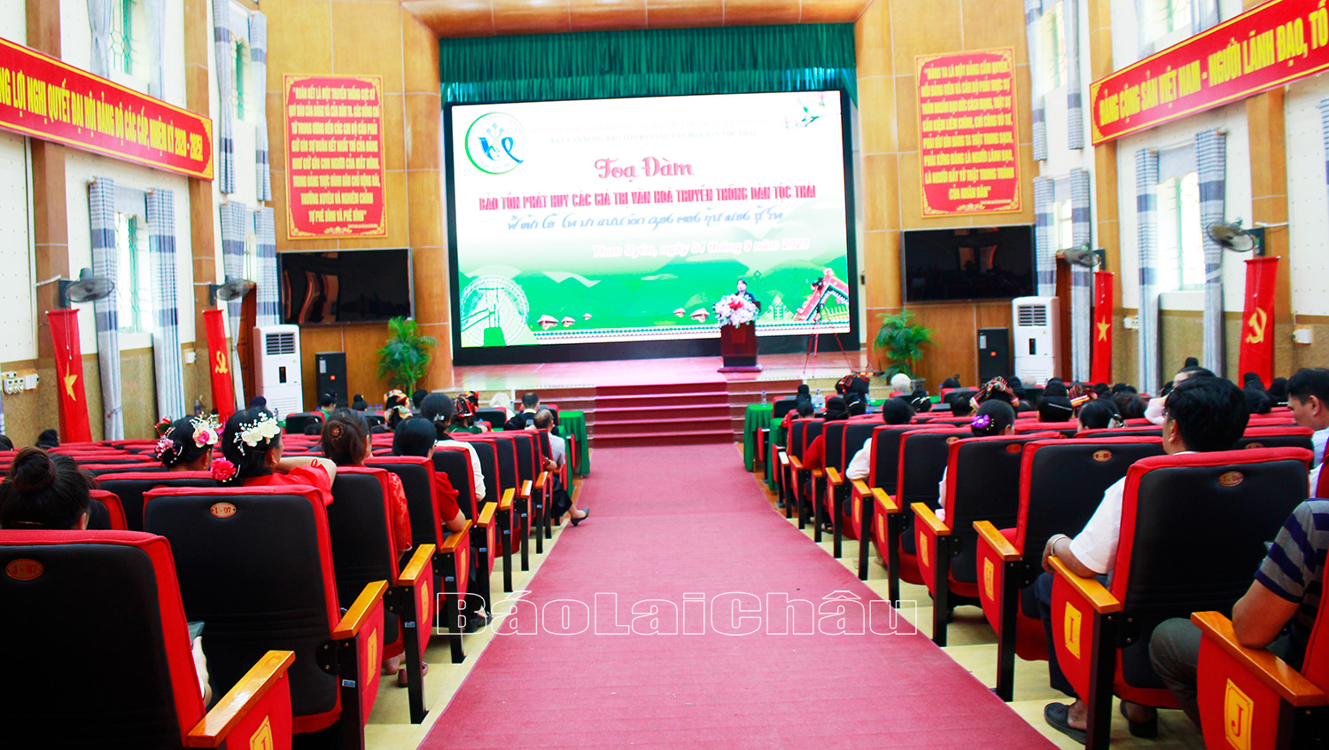 Quang cảnh tọa đàm.