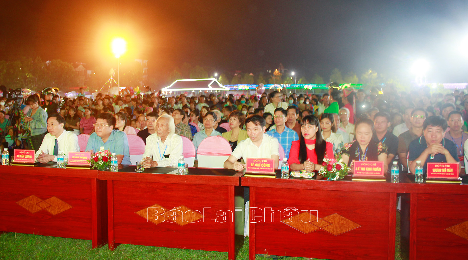 Các đại biểu dự chương trình nghệ thuật.