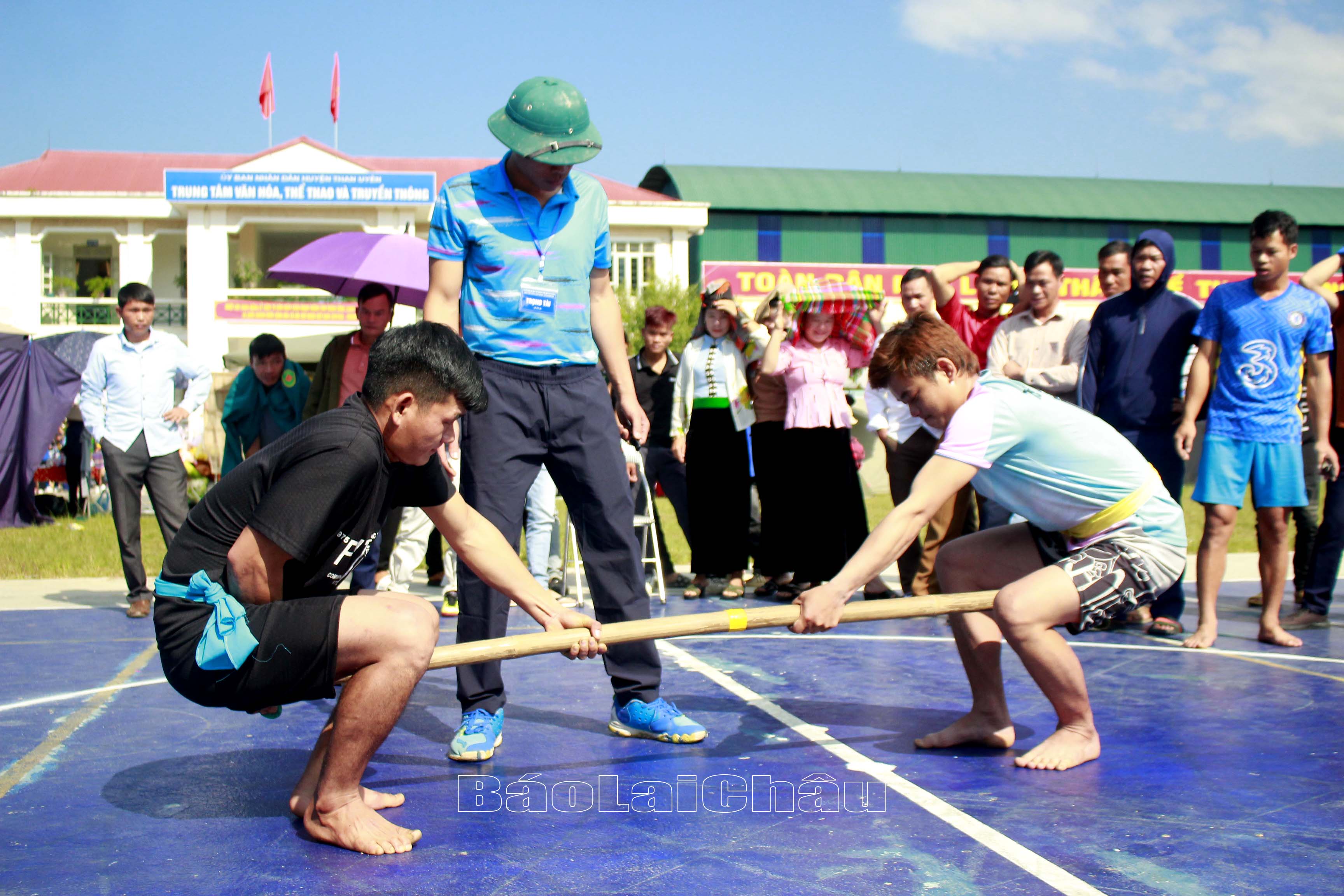 Thi đẩy gậy tại Chương trình Tết Độc lập, Ngày hội văn hóa, thể thao các dân tộc huyện Than Uyên lần thứ XII, Tuần Văn hóa - Du lịch năm 2023.