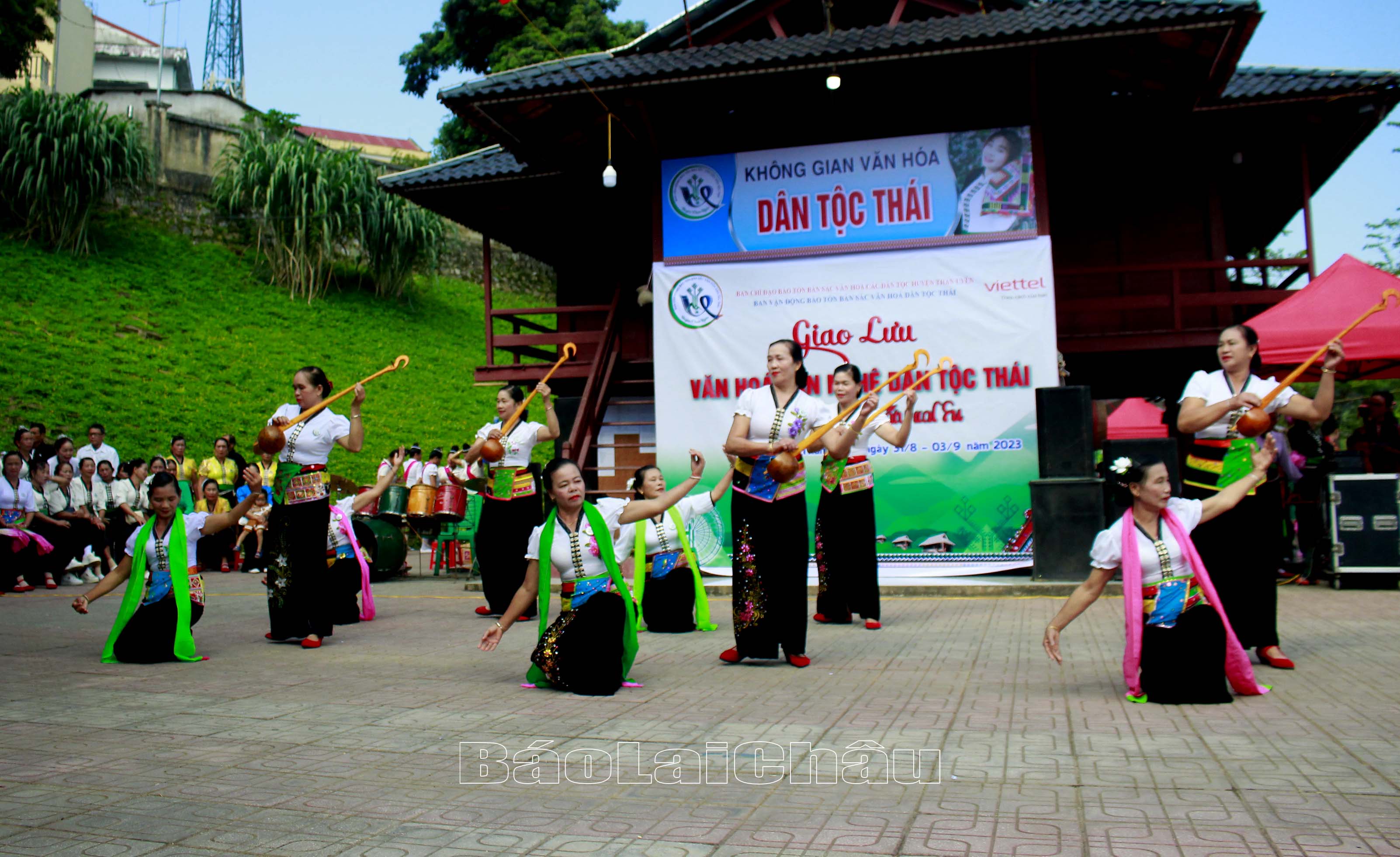 Giao lưu văn hóa, văn nghệ dân tộc Thái.