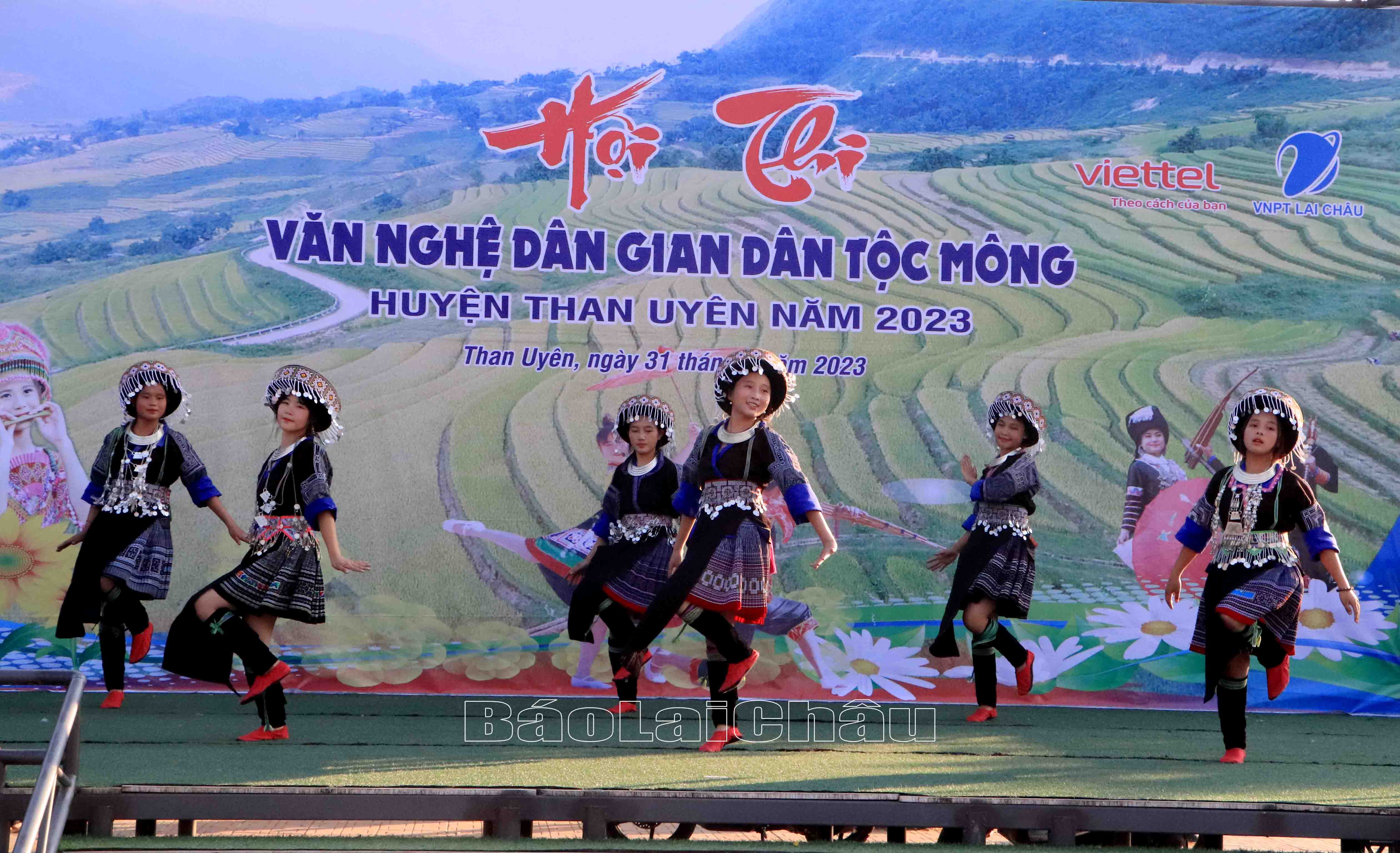 Tiết mục múa “Hoa xuân đầu núi” tại Hội thi Văn nghệ dân gian dân tộc Mông.