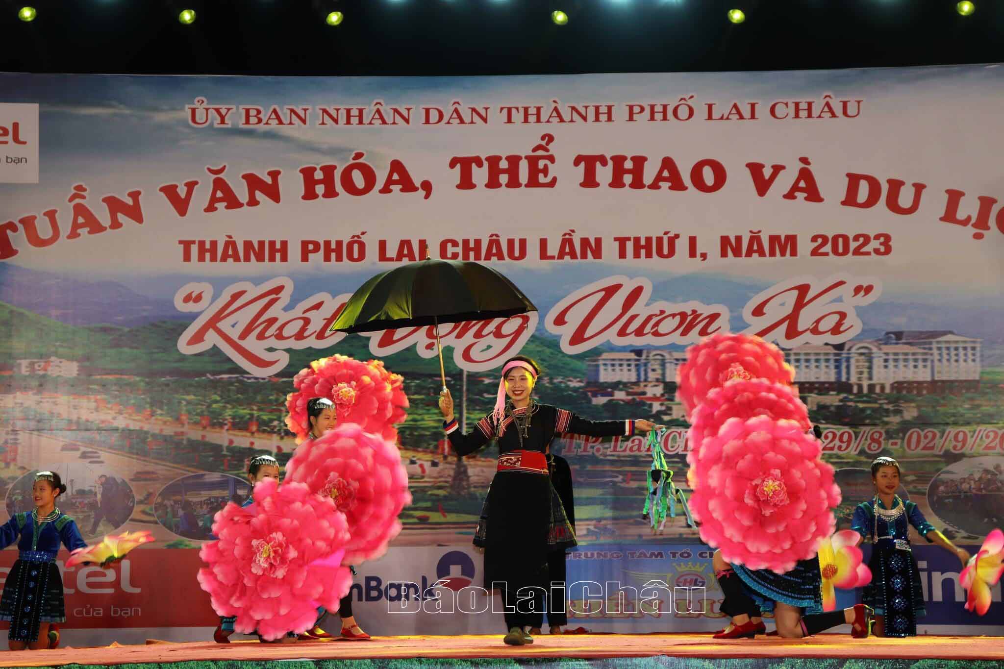 Diễn viên xã Sùng Phài tham gia phần thi trình diễn trang phục Diễn viên xã Sùng Phài tham gia phần thi trình diễn trang phục