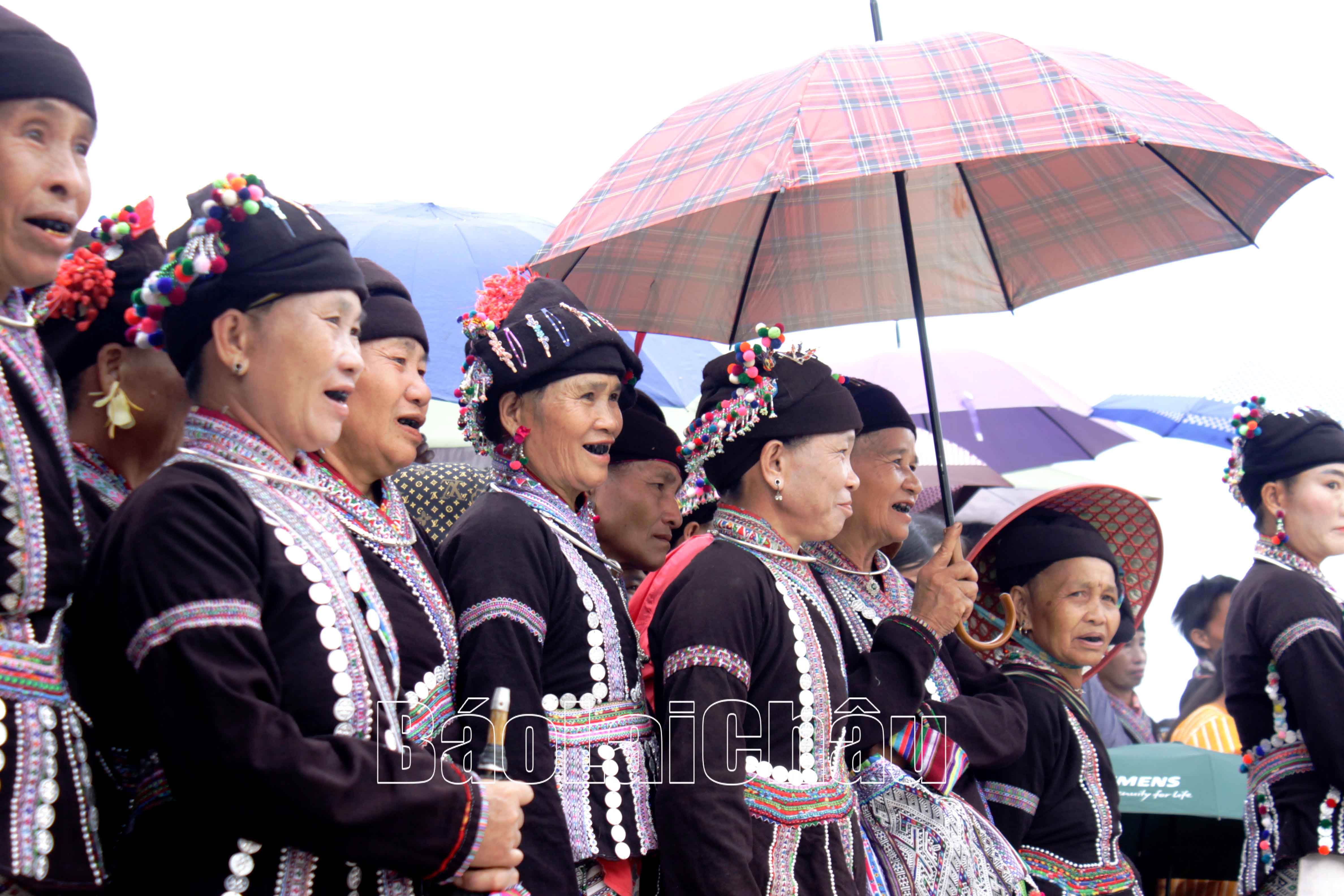 Bà con nhân dân trong và ngoài xã về xem hội.