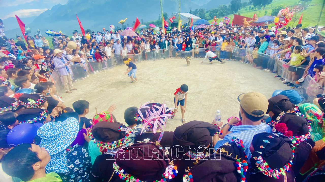 Các đội thi môn bịt mắt bắt vịt.