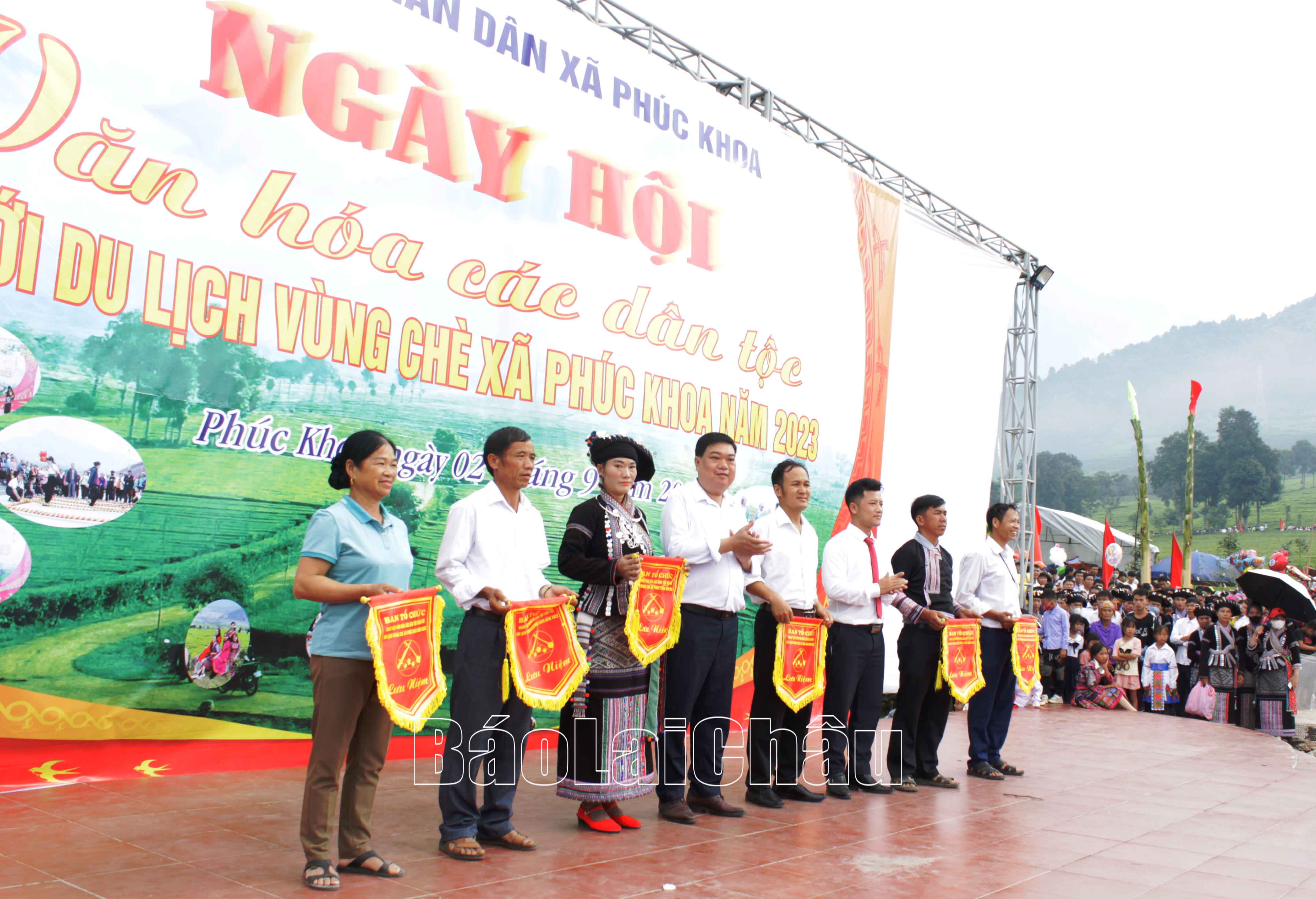 Các đồng chí lãnh đạo UBND xã Phúc Khoa trao Cờ lưu niệm cho đại diện các đội tham gia Ngày hội.