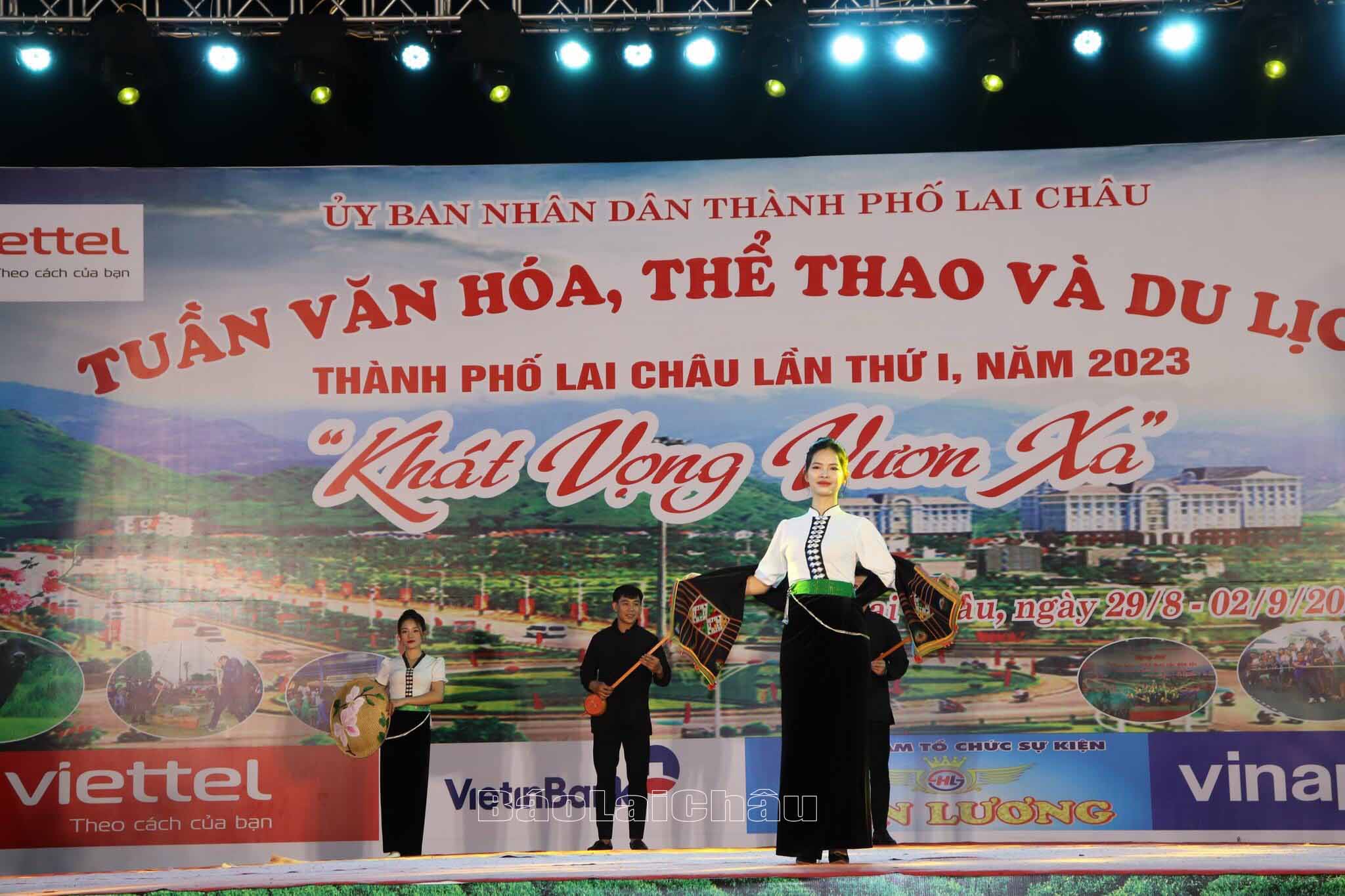 Phần thi trình diễn trang phục của đội Phần thi trình diễn trang phục của đội