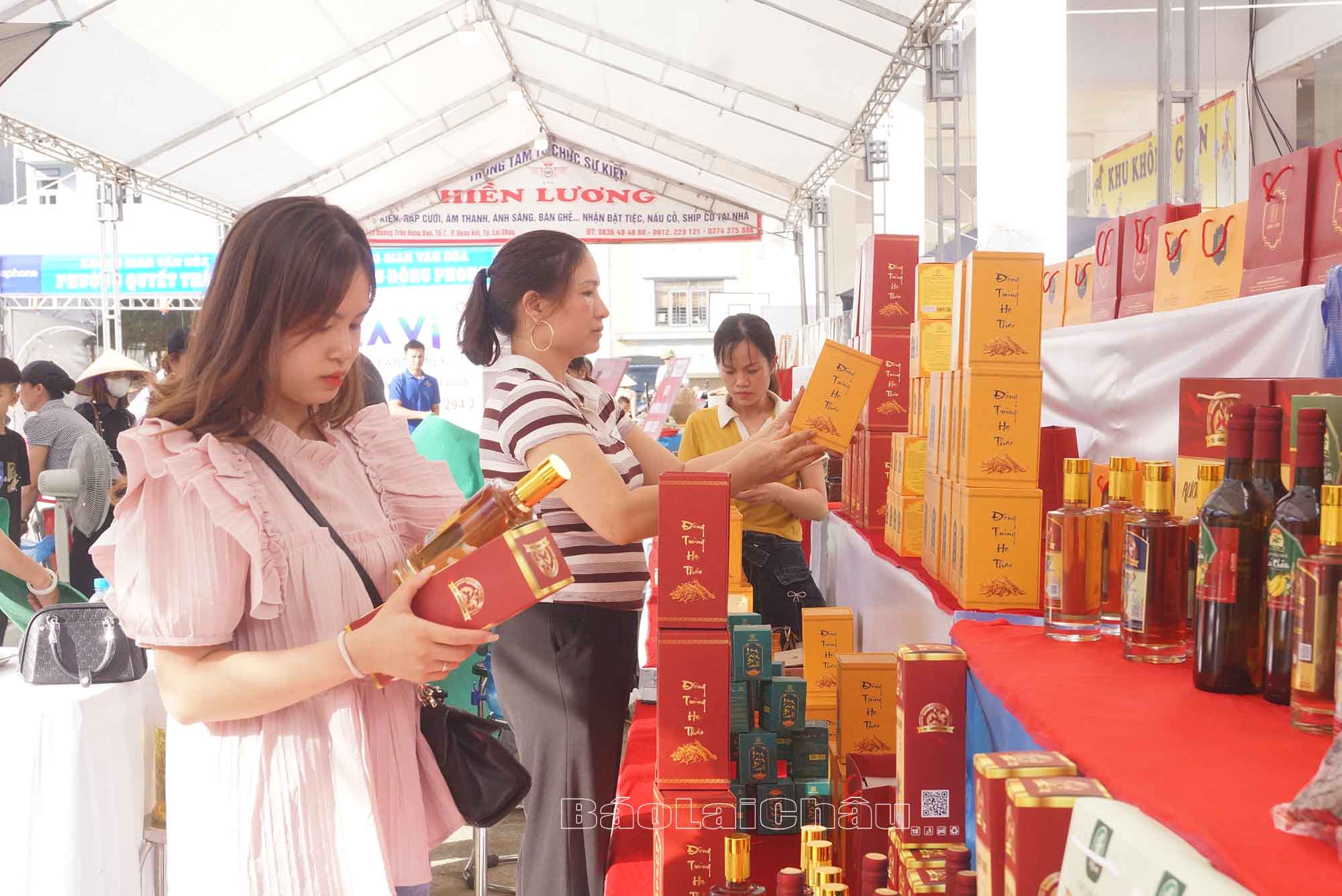 Du khách tham quan các gian hàng sản phẩm ocop. Du khách tham quan các gian hàng sản phẩm ocop.