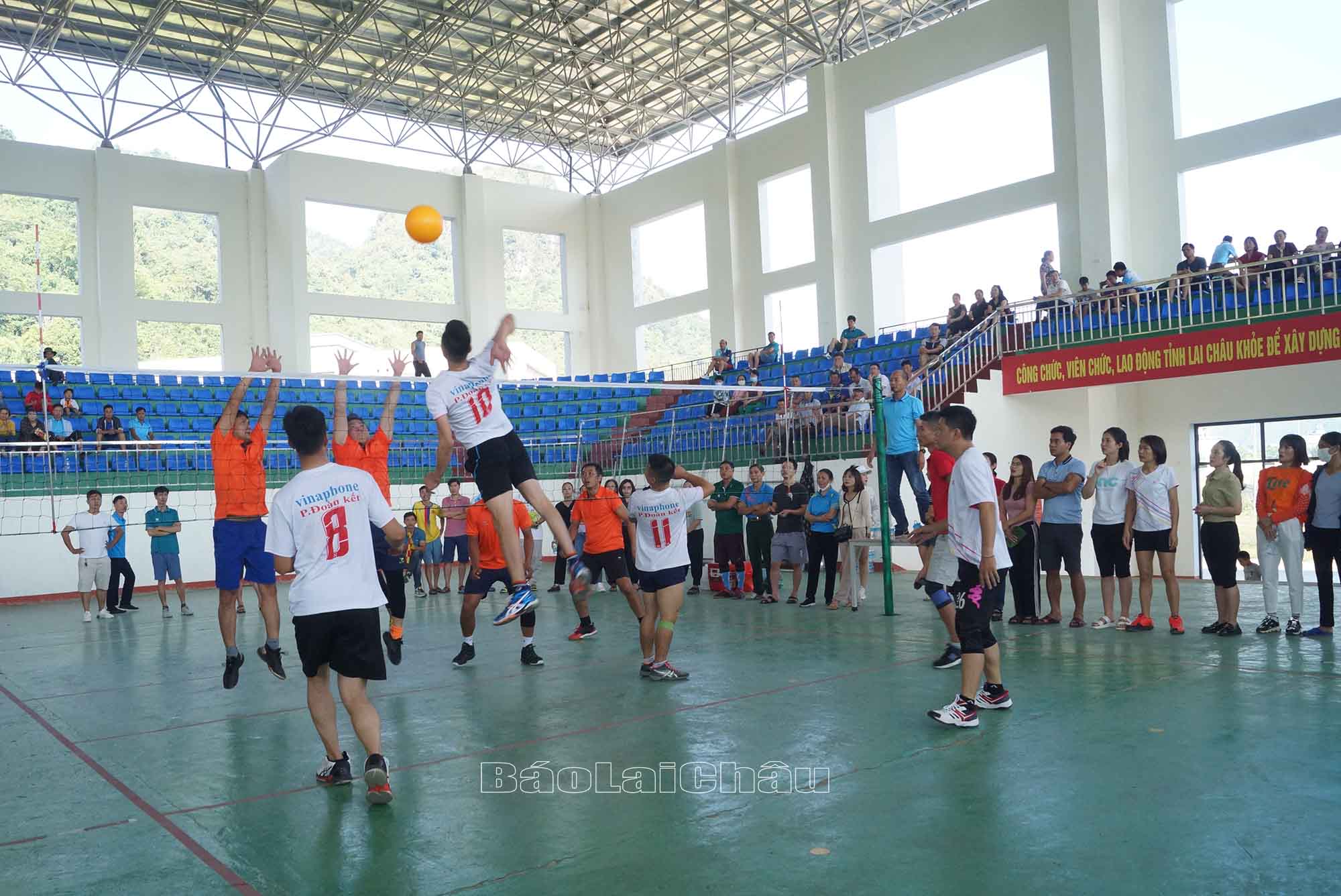 Trận thi đấu bóng chuyền hơi giữa phường Đoàn Kết và Tân Phong Trận thi đấu bóng chuyền hơi giữa phường Đoàn Kết và Tân Phong