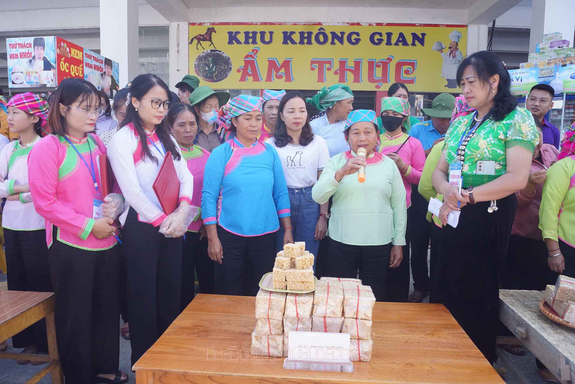 Phường Quyết Tiến thuyết trình phần thi làm bánh bỏng. Phường Quyết Tiến thuyết trình phần thi làm bánh bỏng.