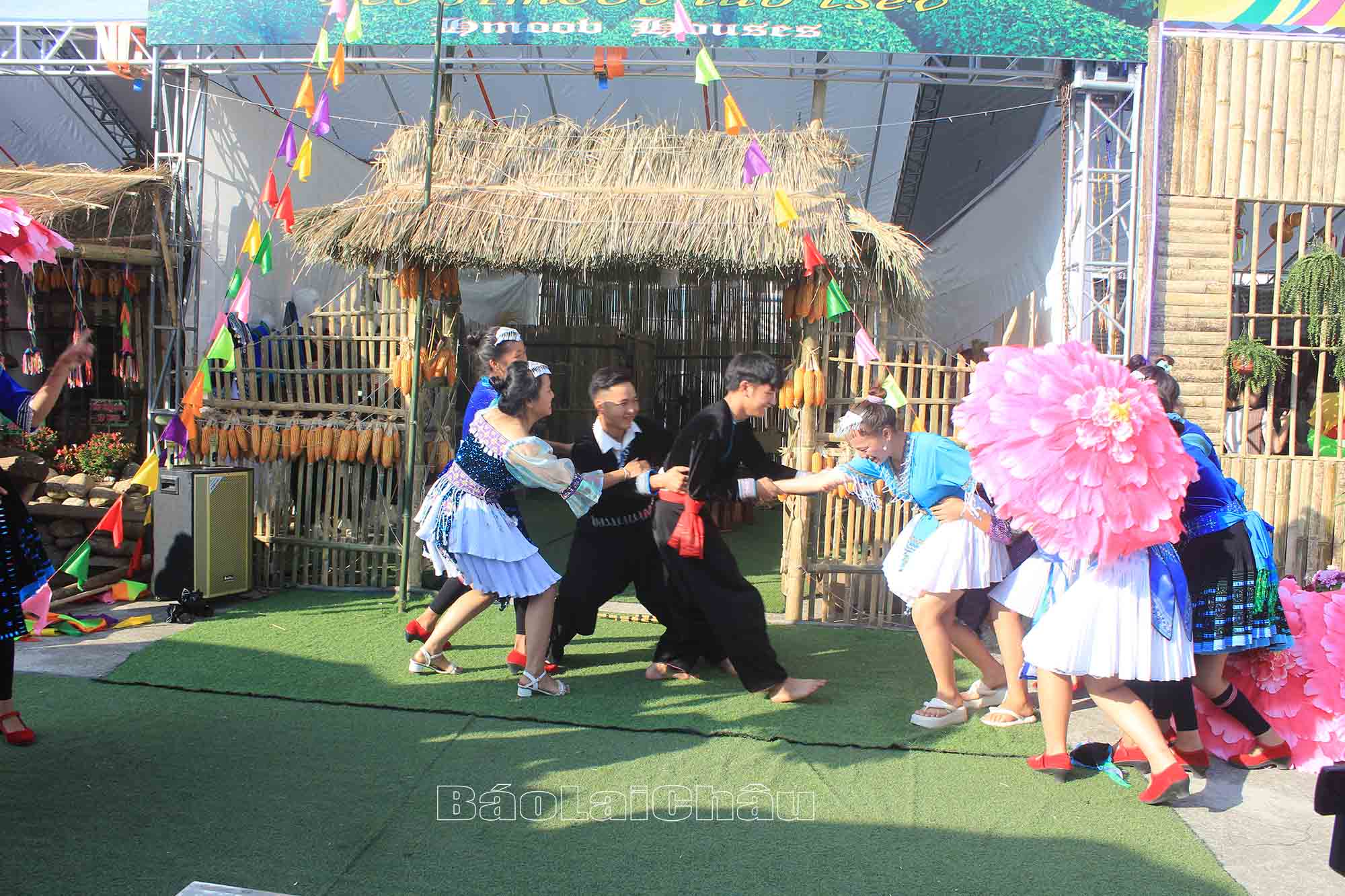Tục lệ bắt vợ người Mông được tái hiện tại Tuần văn hoá - thể thao và du lịch Tục lệ bắt vợ người Mông được tái hiện tại Tuần văn hoá - thể thao và du lịch