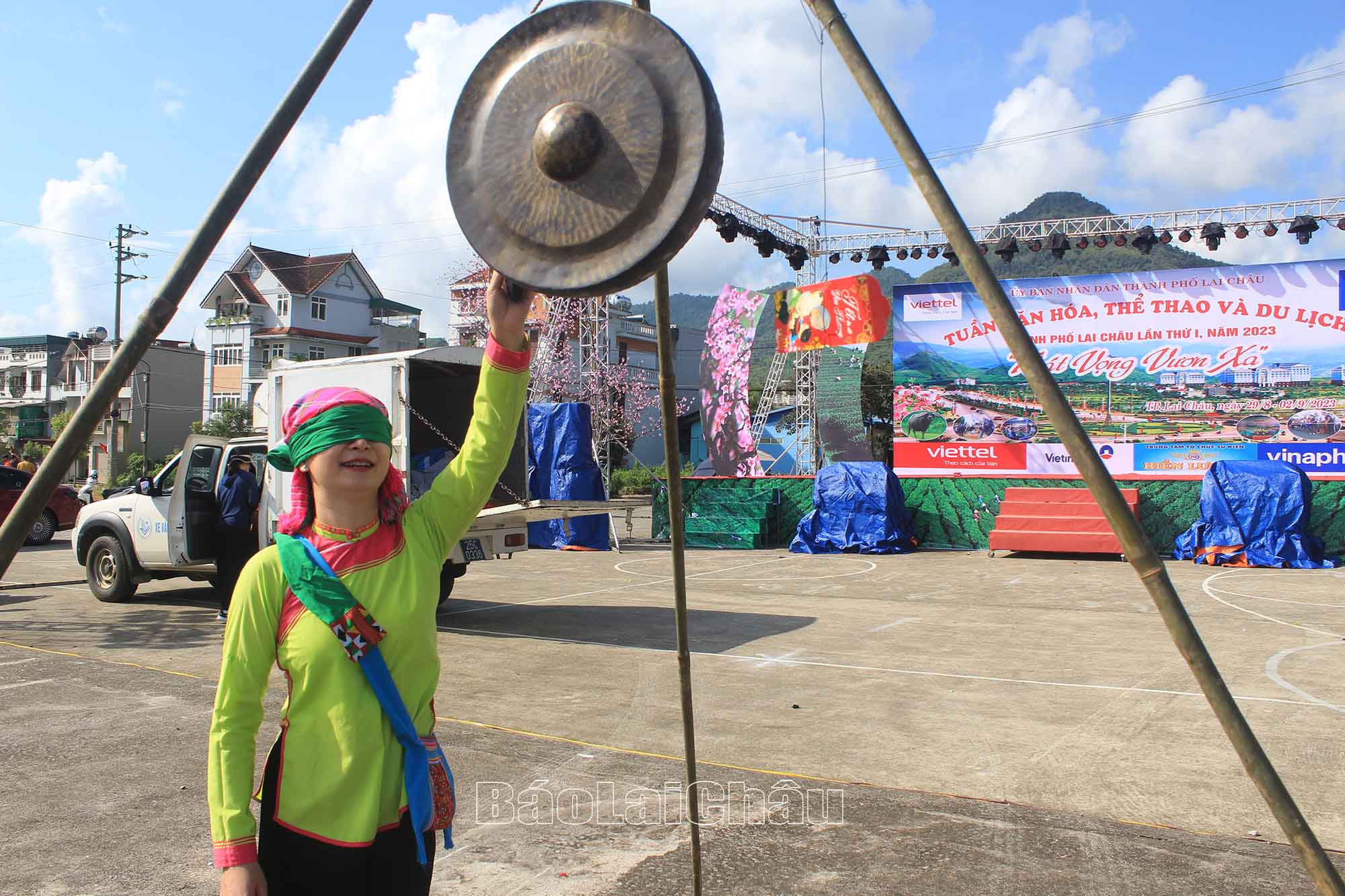 Trò chơi bịt mắt đánh chiêng. Trò chơi bịt mắt đánh chiêng.