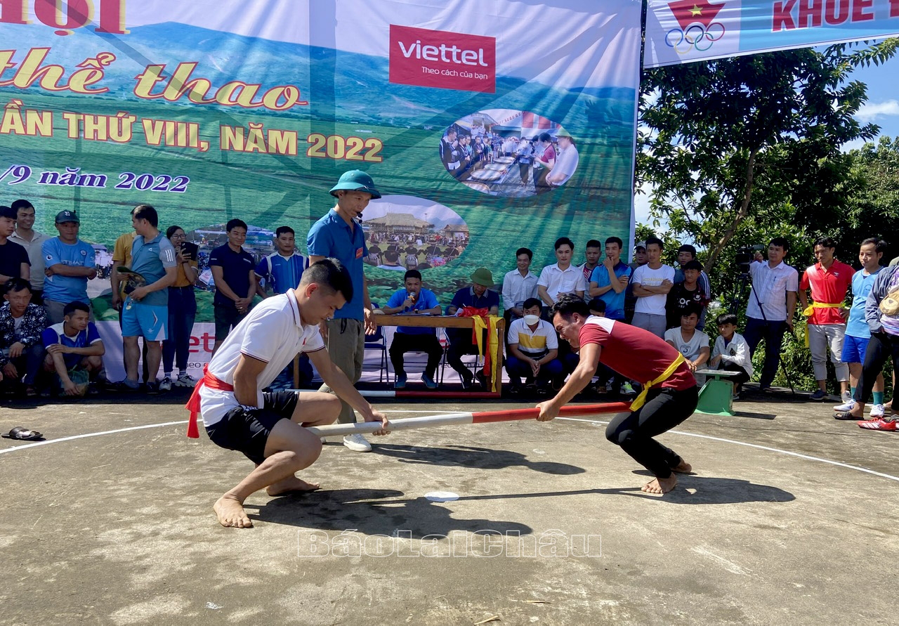 Trò chơi dân gian đẩy gậy được người dân trên địa bàn huyện gìn giữ qua các lễ hội, ngày Tết. 