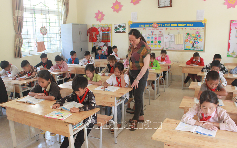 Một buổi học tiếng Việt của cô và trò Trường Phổ thông Dân tộc bán trú Tiểu học xã Tà Mung.