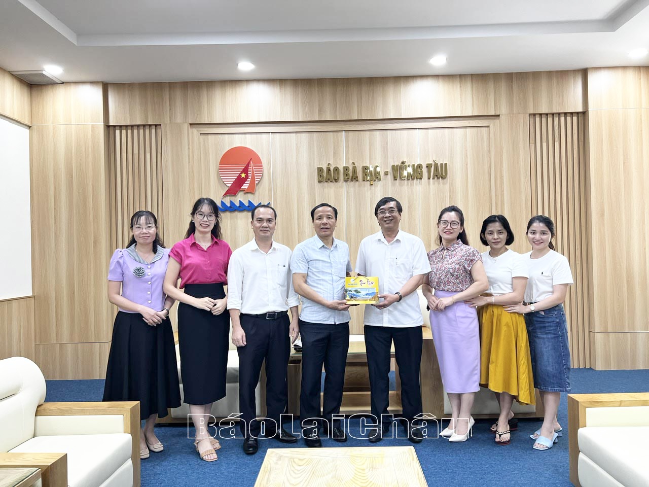  tặng quà cho Báo 