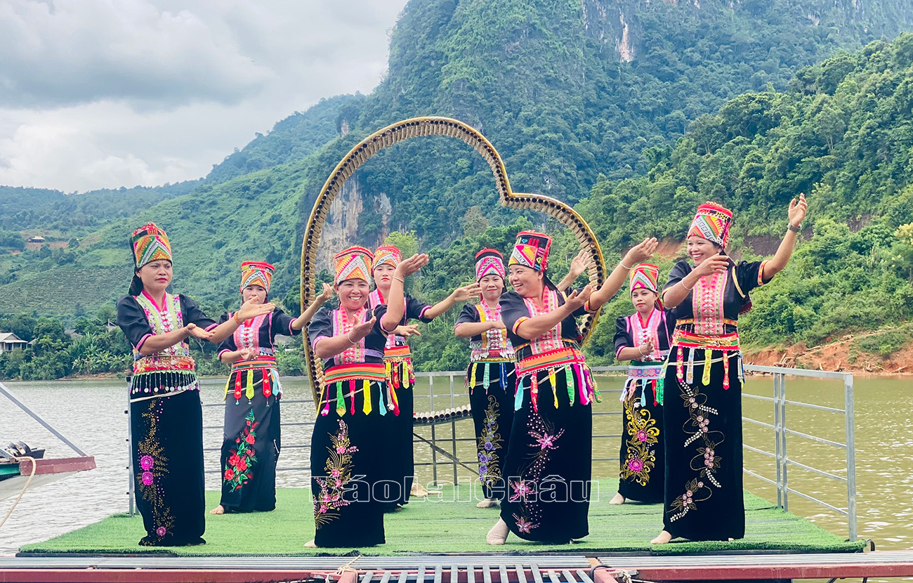 thưởng thức tiết mục văn nghệ trên nhà nổi vịnh Ta Gia (xã Ta Gia, huyện Than Uyên).