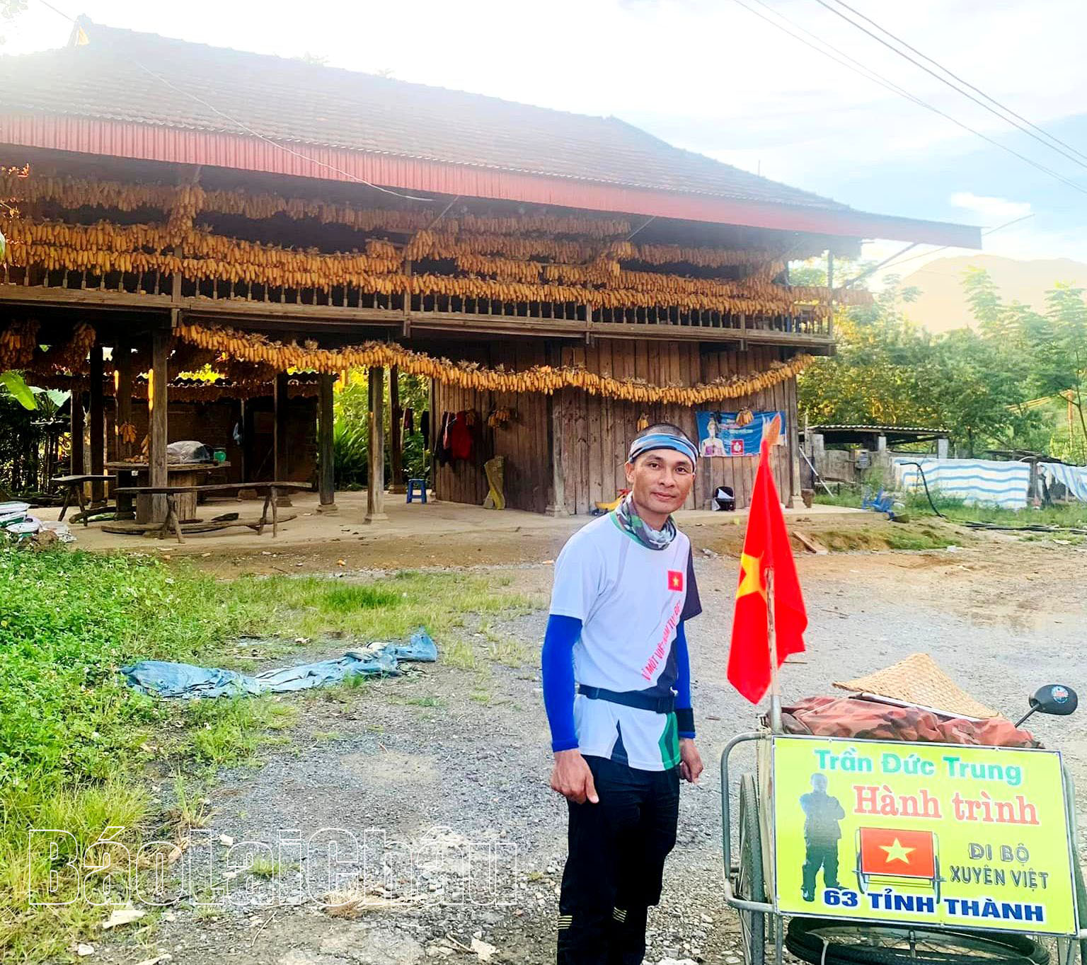 ... chụp ảnh lưu niệm cạnh những ngôi nhà chất đầy nông sản của đồng bào vùng cao huyện Tam Đường. 