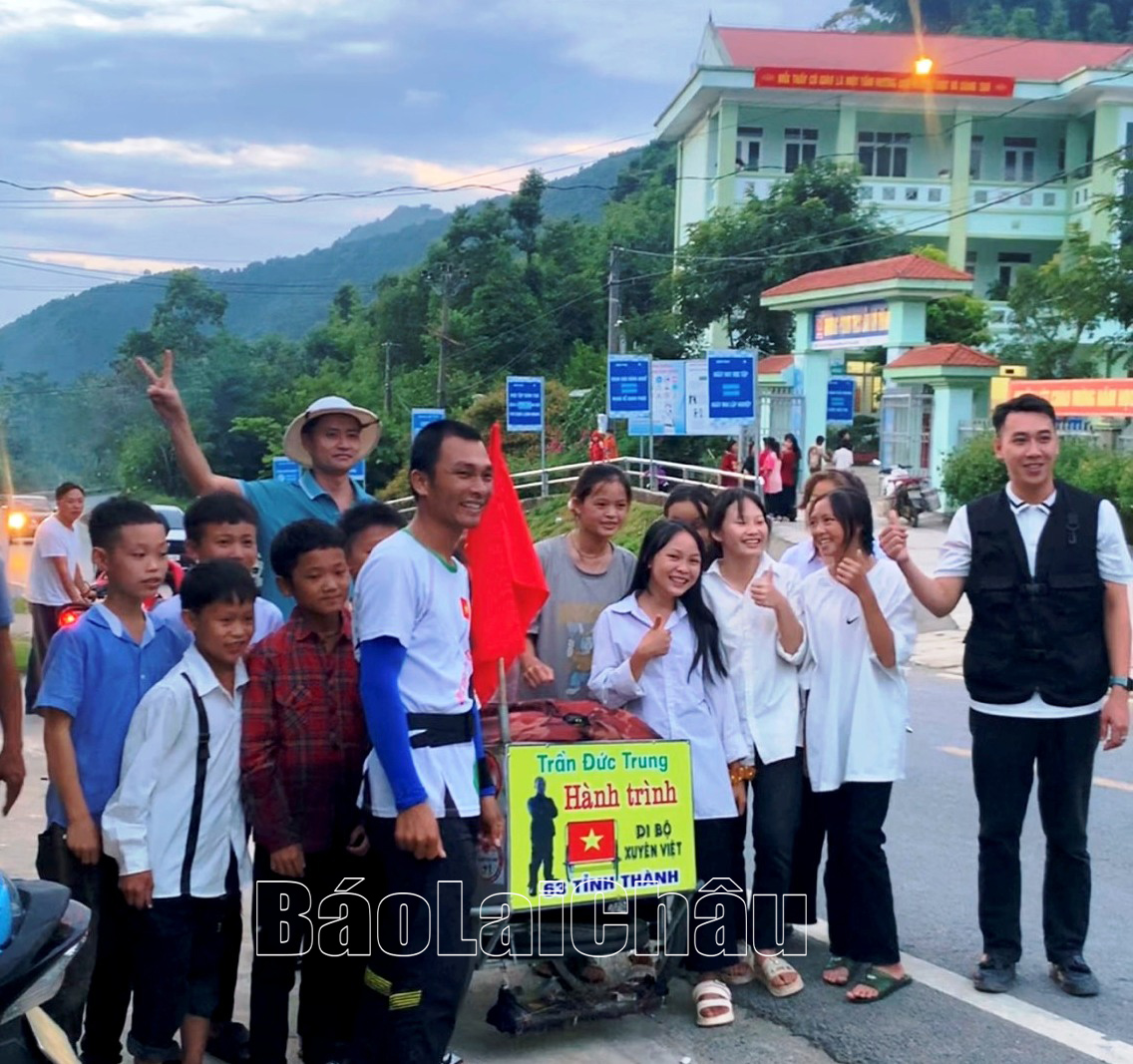 Anh Trần Đức Trung chụp ảnh giao lưu cùng các em học sinh xã Lản Nhì Thàng (huyện Phong Thổ).