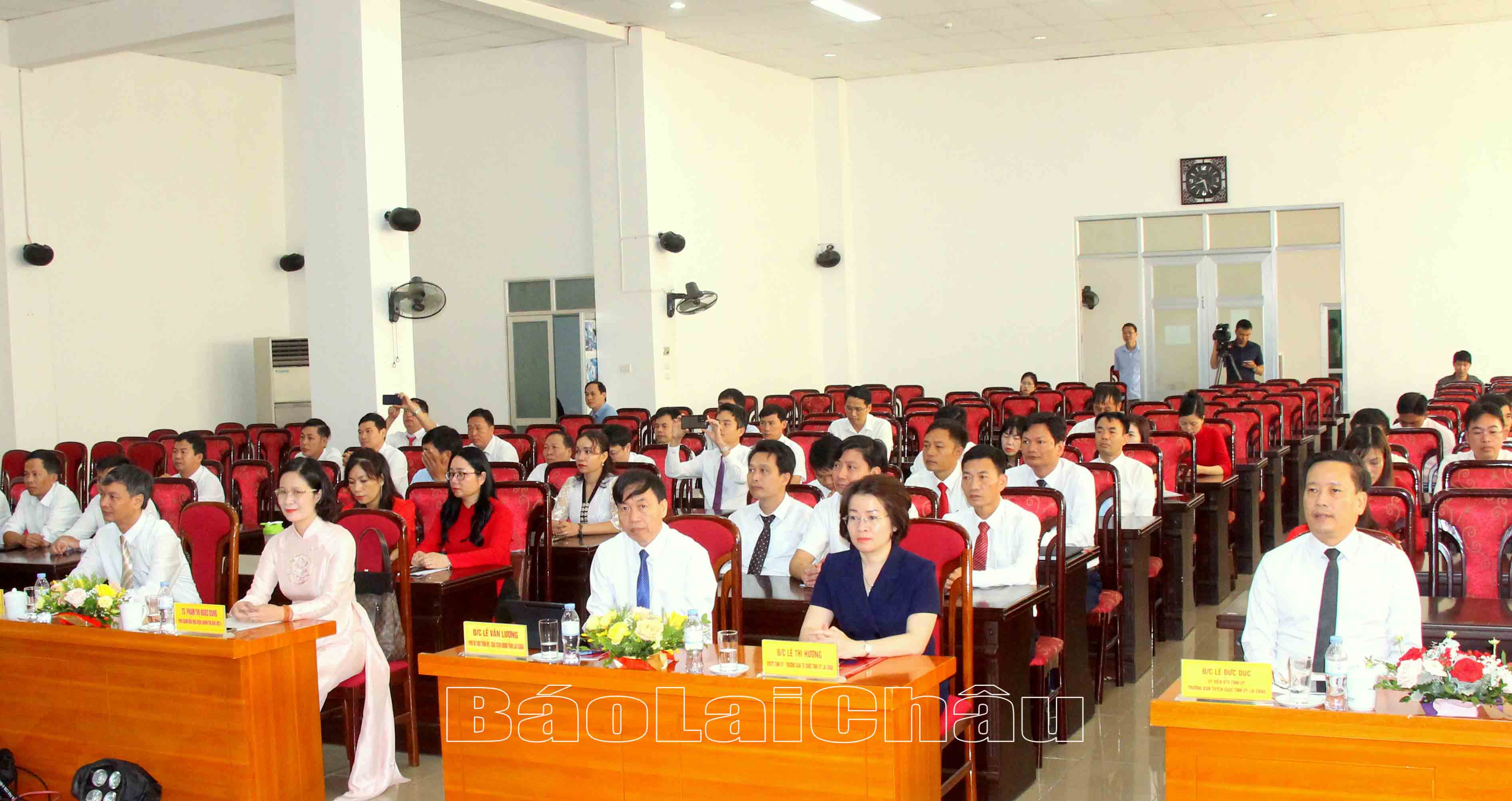 Các đại biểu dự lễ khai giảng
