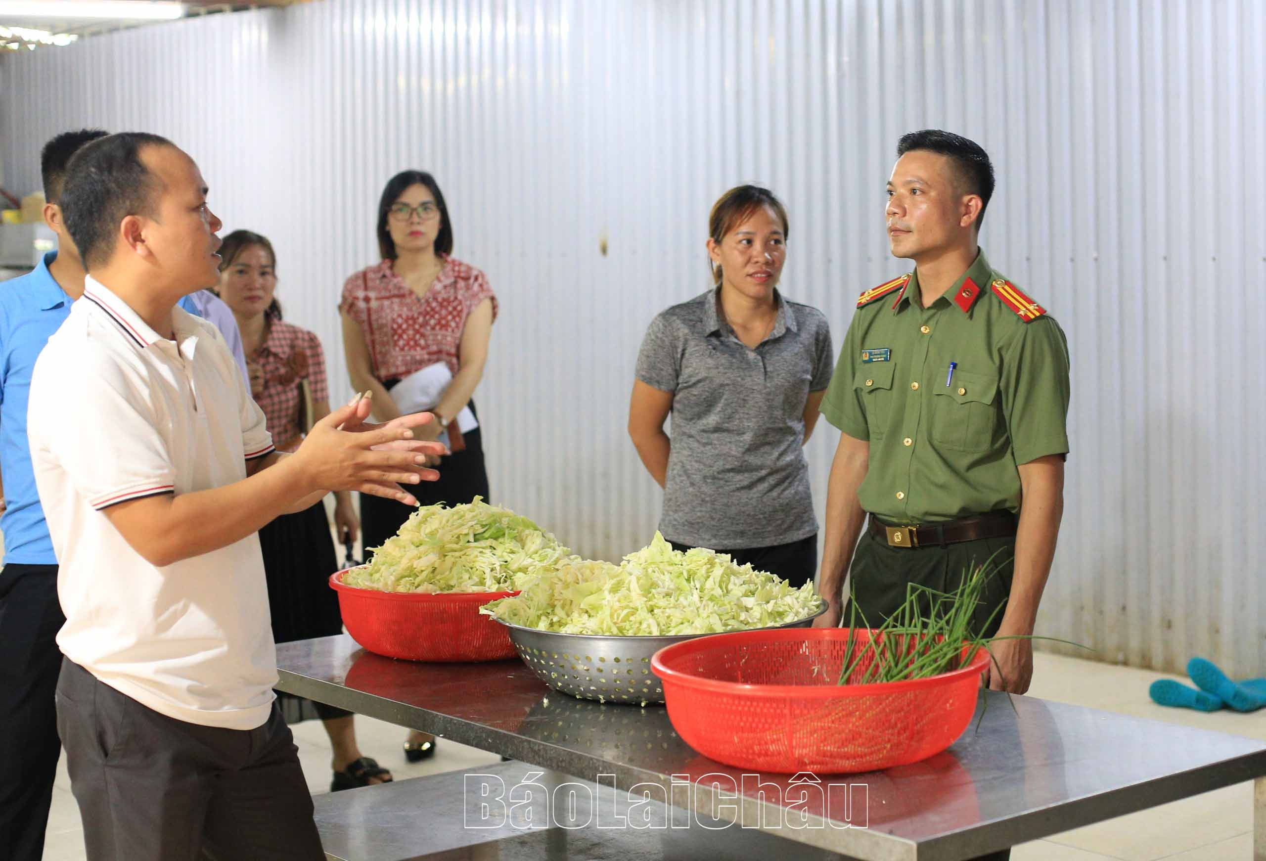 Đoàn kiểm tra liên ngành về an toàn thực phẩm làm việc tại huyện Nậm Nhùn