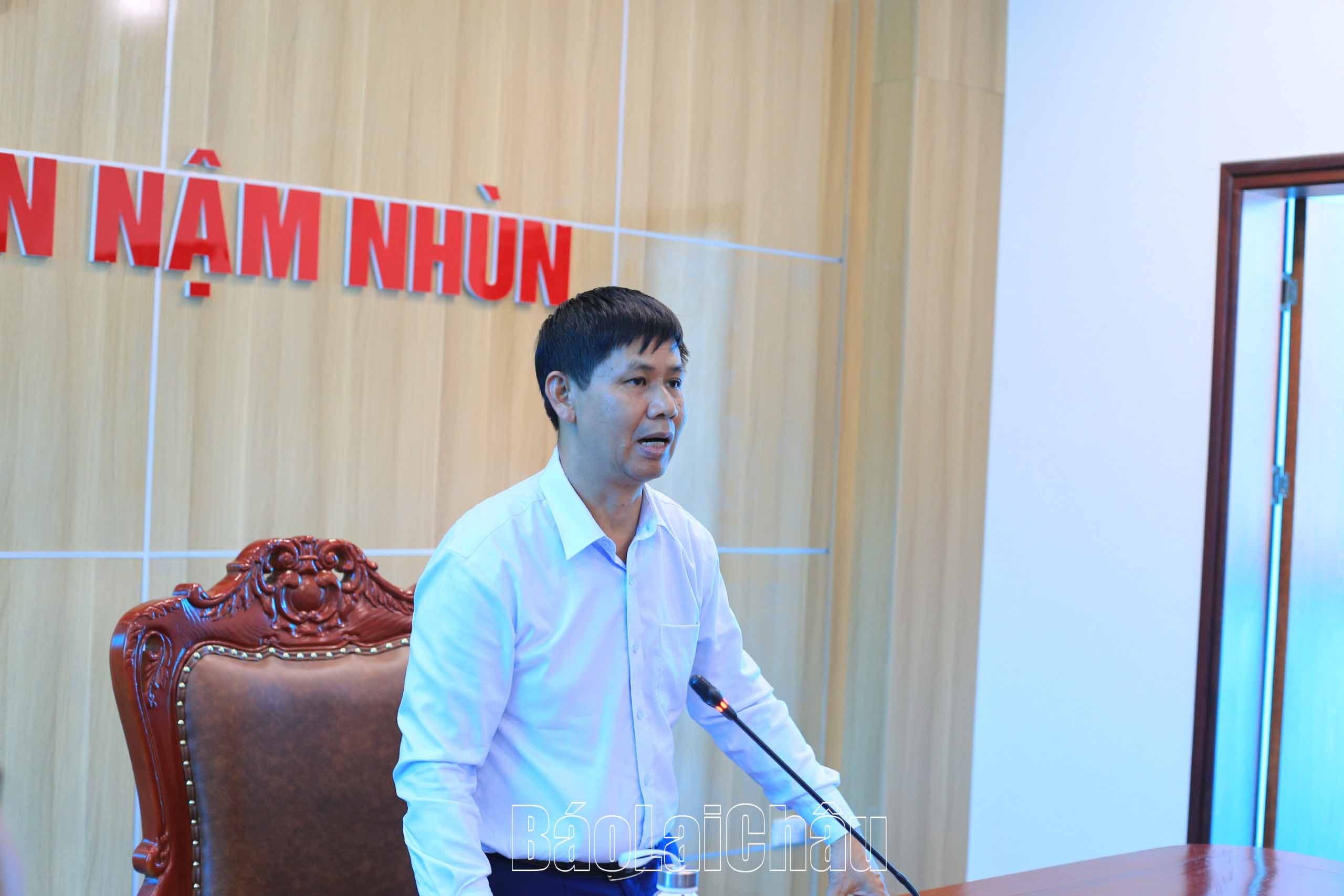 Đồng chí Bùi Tiến Thanh - Giám đốc Sở Y tế tỉnh phát biểu tại buổi làm việc với Ban Chỉ đạo huyện Nậm Nhùn. 