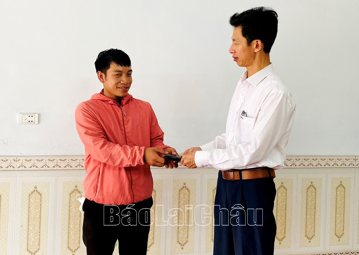 Anh Lò Văn Sơn nhận lại tài sản bị đánh rơi từ anh Nguyễn Xuân Biển (bên phải ảnh). Anh Lò Văn Sơn nhận lại tài sản bị đánh rơi từ anh Nguyễn Xuân Biển (bên phải ảnh).