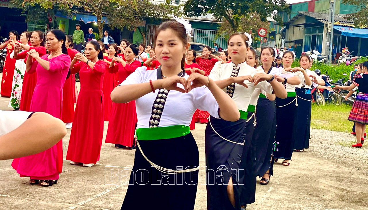 Chị em phụ nữ tham giao đồng diễn dân vũ tại buổi giao lưu.