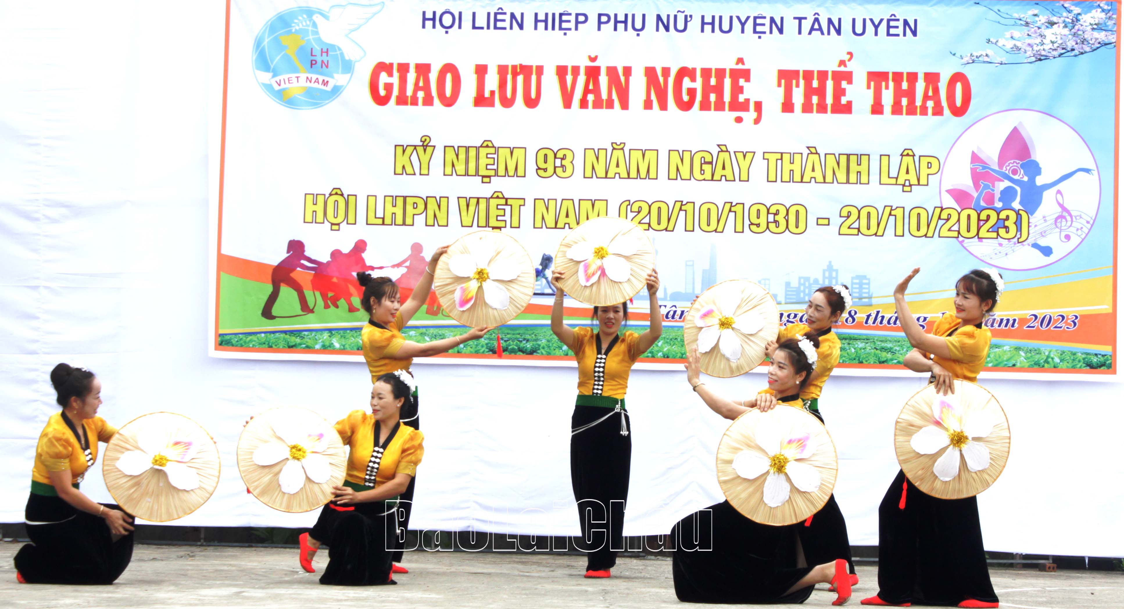 Tiết mục văn nghệ tại buổi giao lưu.
