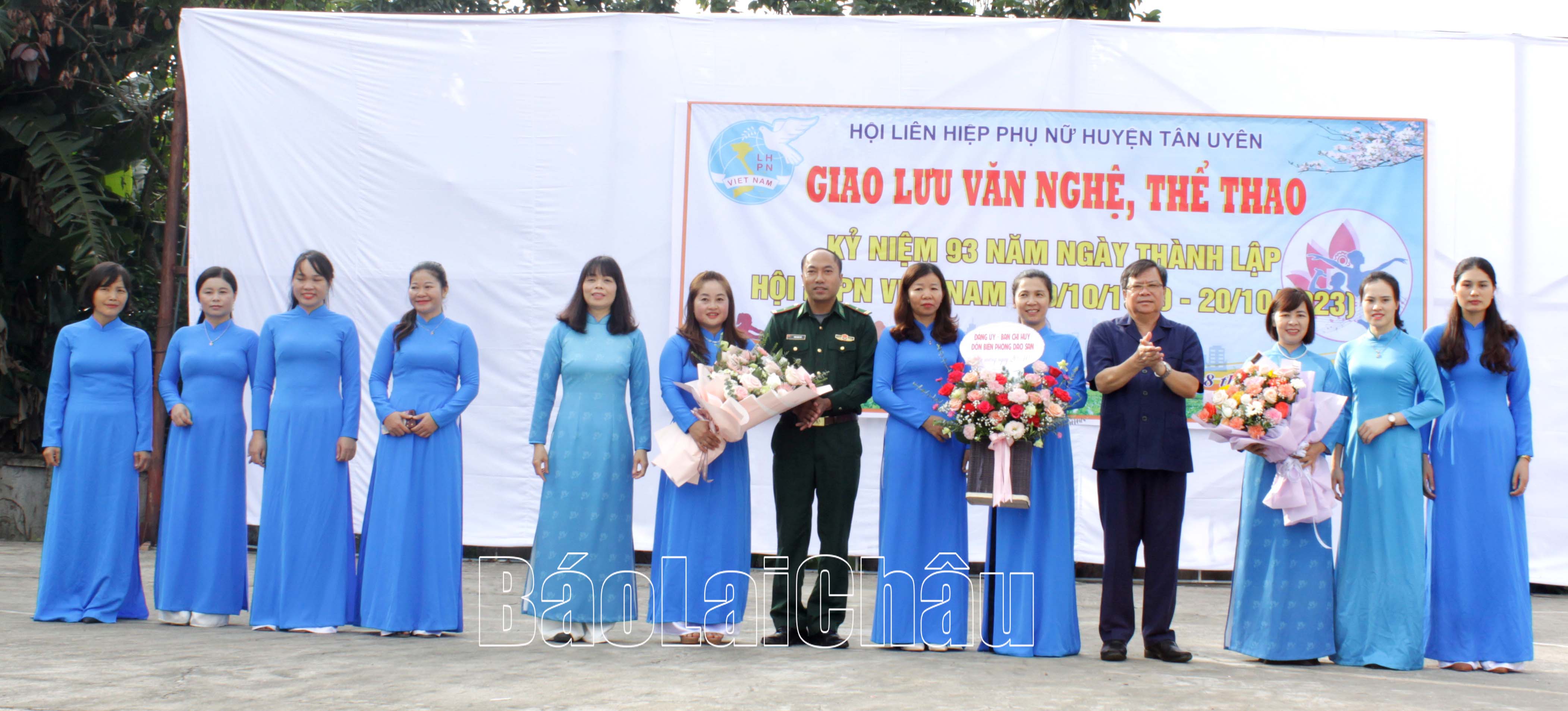 Các đồng chí lãnh đạo Thường trực Huyện ủy, Đồn Biên phòng Dào San (huyện Phong Thổ, đơn vị kết nghĩa) tặng hoa chúc mừng Hội LHPN huyện Tân Uyên và các xã, thị trấn.