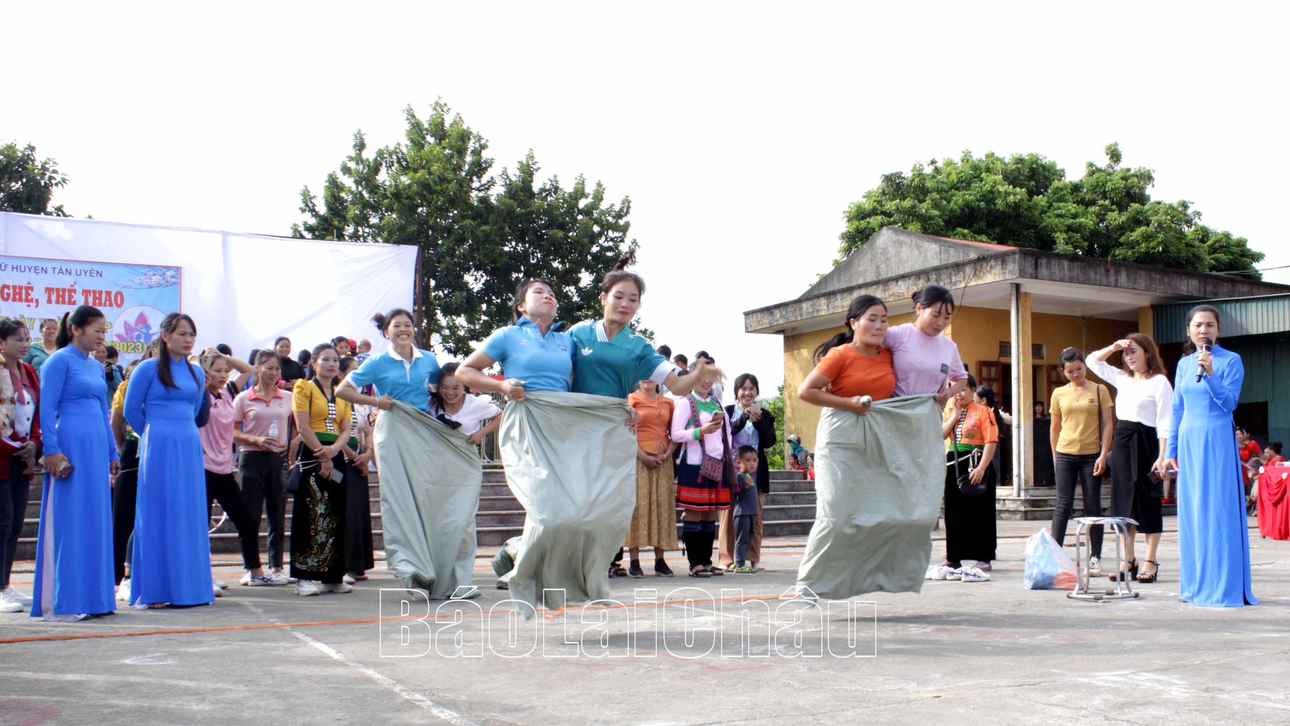 ... thi nhảy bao bố.