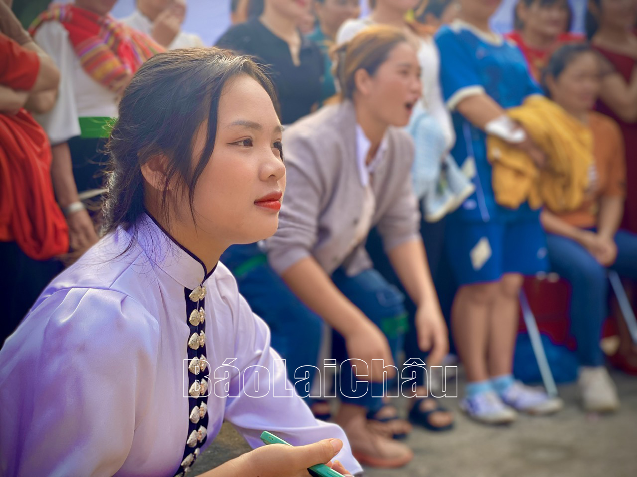 Các chị em cổ vũ cho các môn thi đấu.