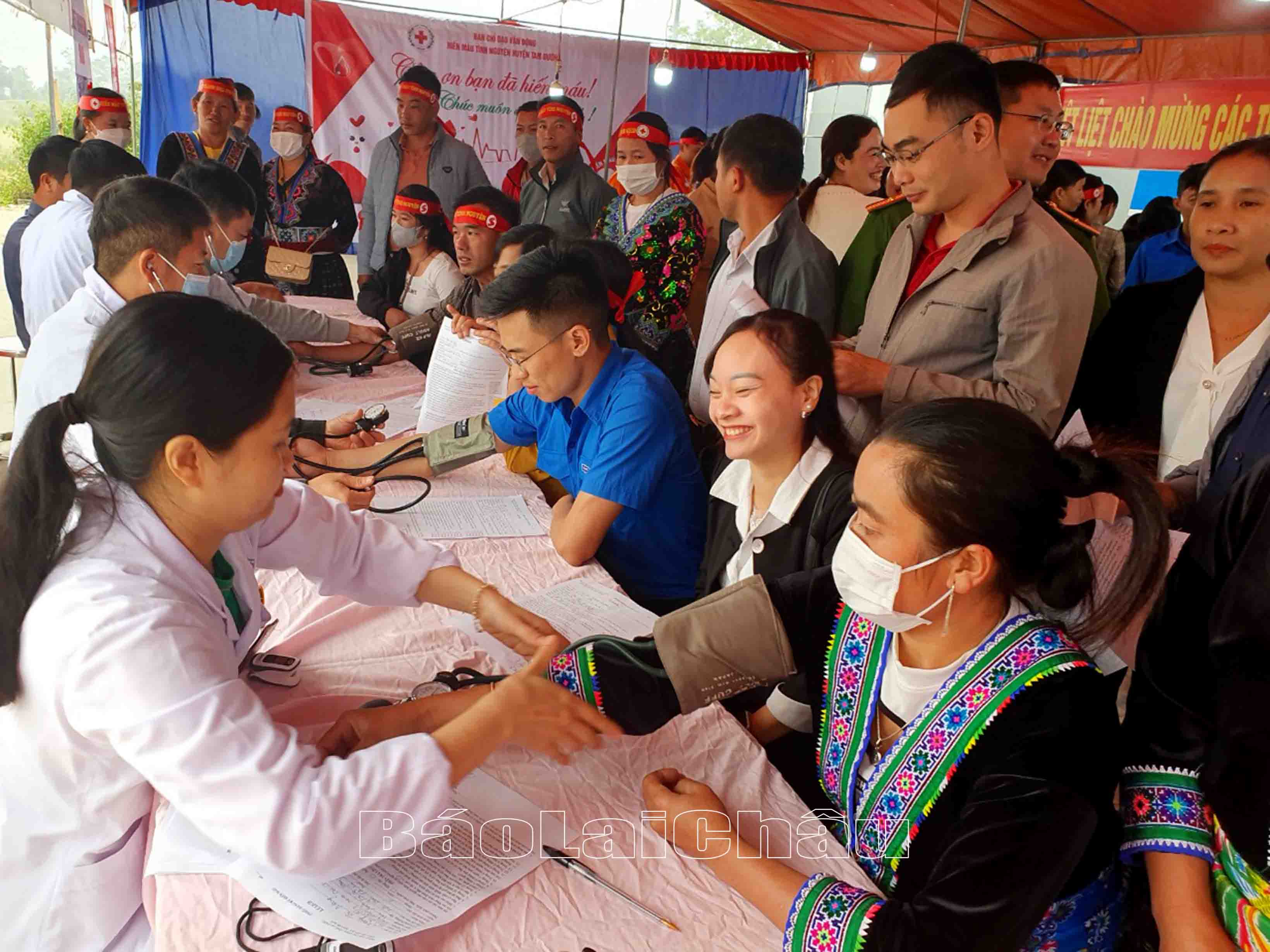 Tình nguyện viên đo huyết áp trước khi hiến máu.