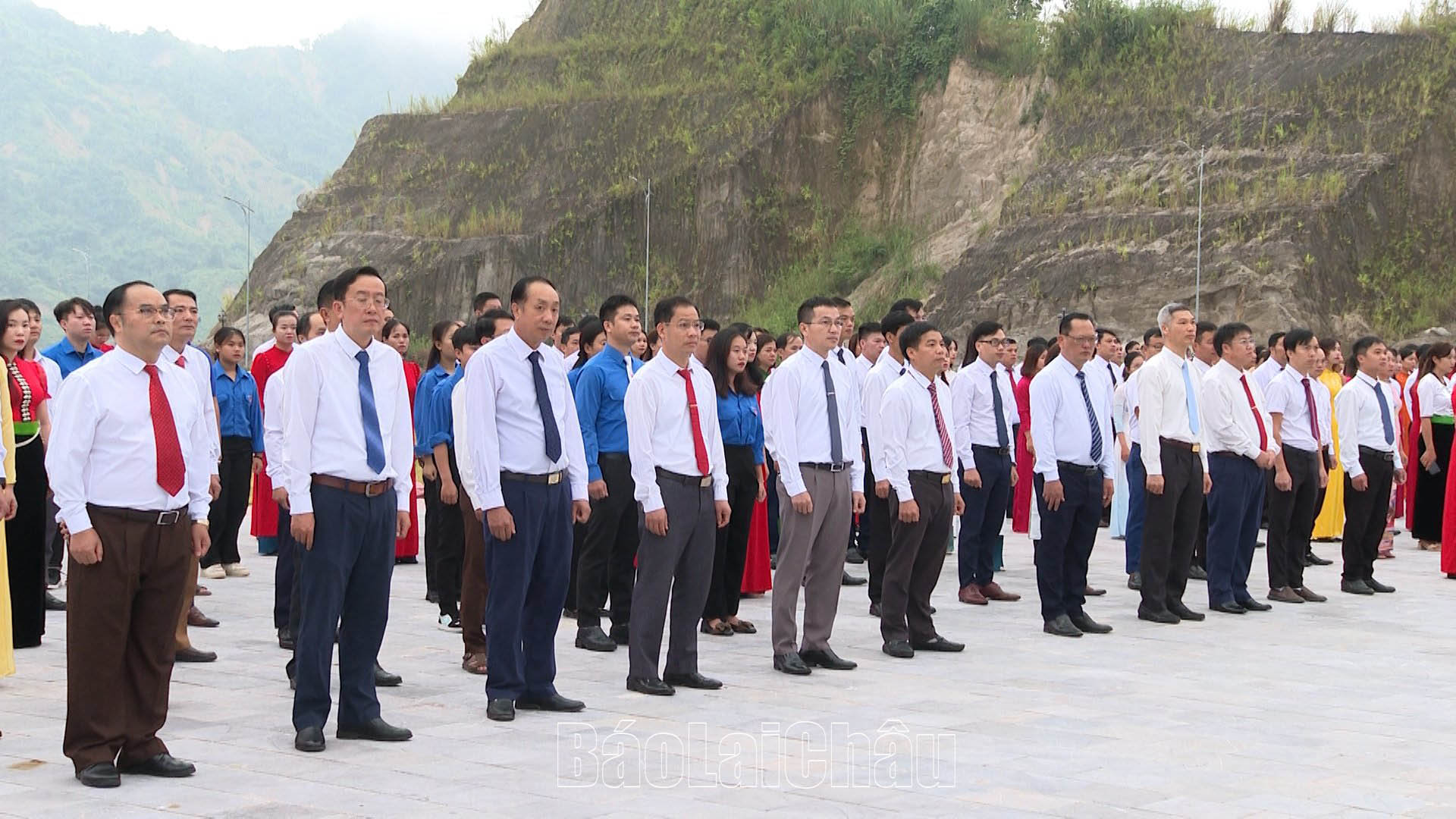 Các đồng chí lãnh đạo, cán bộ, công chức, viên chức và người dân tham gia lễ thượng cờ tại Quảng trường nhân dân huyện.