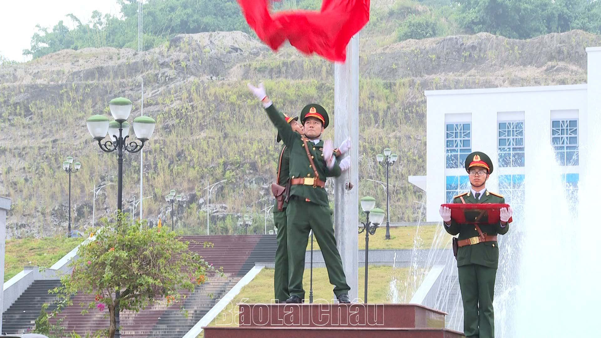 Cờ tổ quốc tung bay trong nắng sớm ở Quảng trường nhân dân huyện Nậm Nhùn