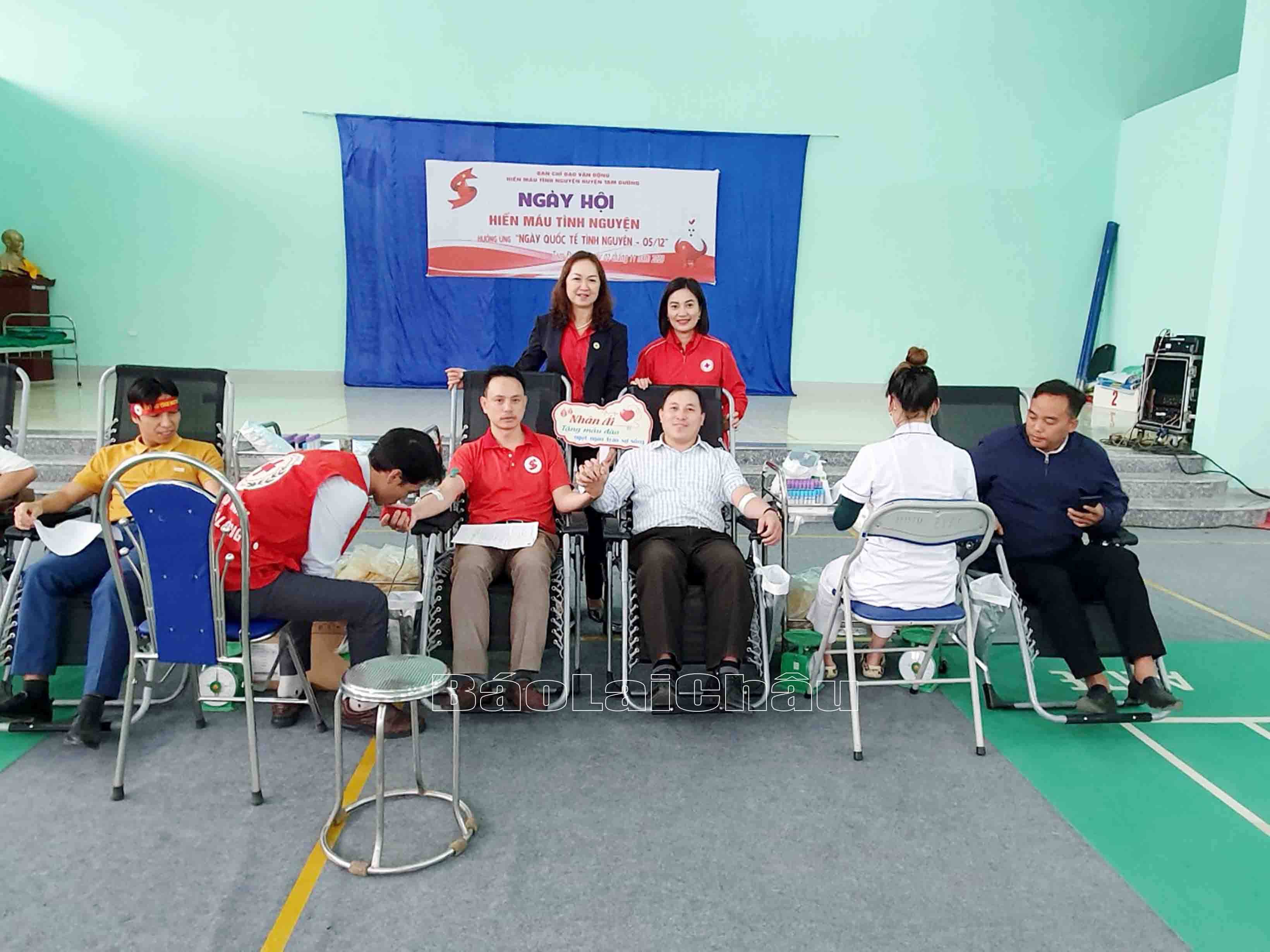 Quang cảnh tình nguyện viên hiến máu.