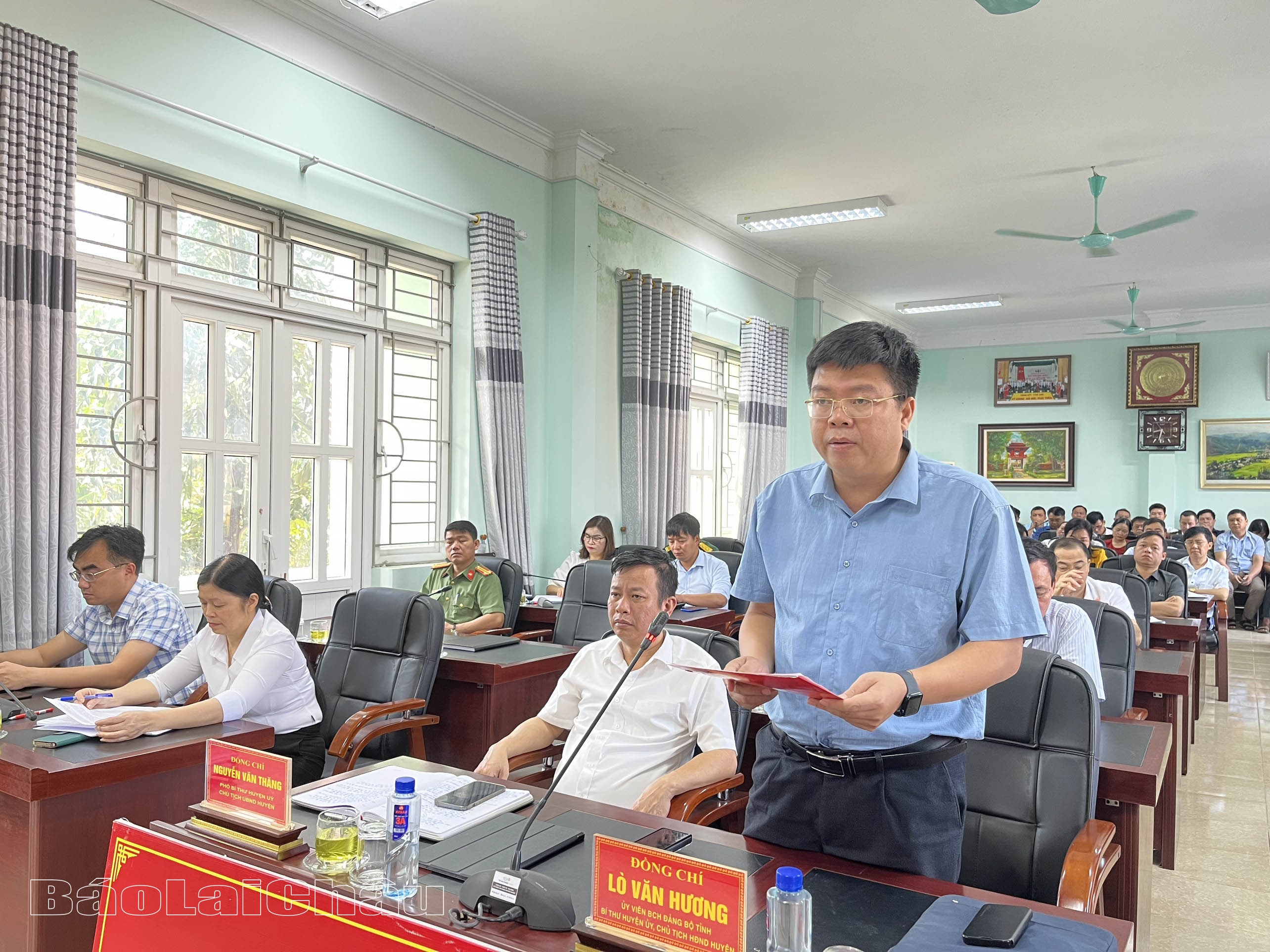 Đồng chí Lò Văn Hương - Bí thư Huyện uỷ, Chủ tịch HĐND huyện Than Uyên phát biểu hưởng ứng Cuộc thi. 