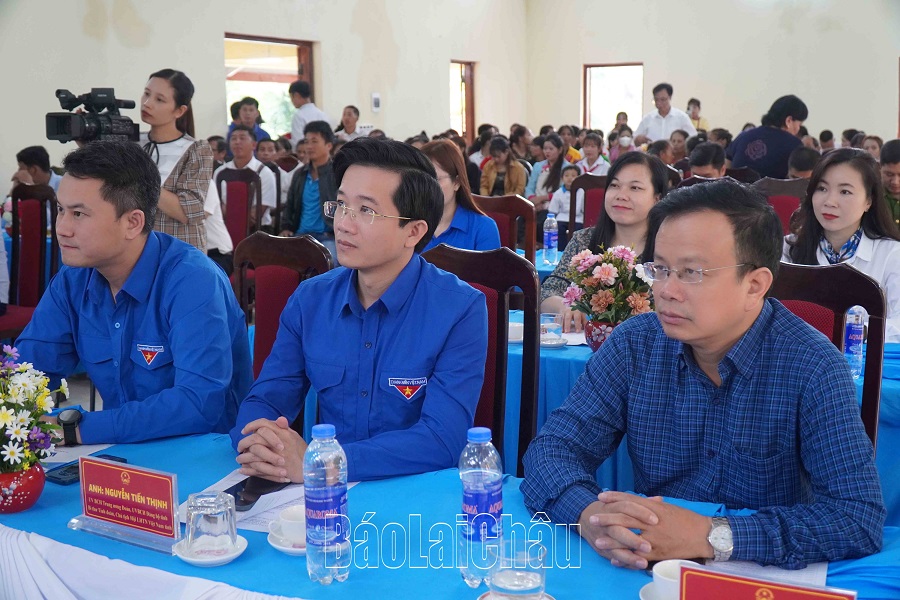 Quang cảnh lễ khánh thành nhà văn hóa bản Pá Bon.