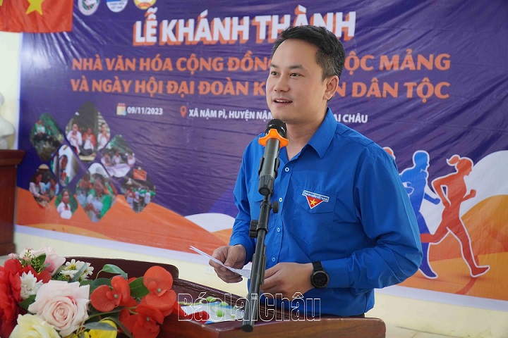 Anh Nguyễn Kim Quy phát biểu tại lễ khánh thành nhà văn hóa và ngày hội đại đoàn kết dân tộc bản Pá Bon.
