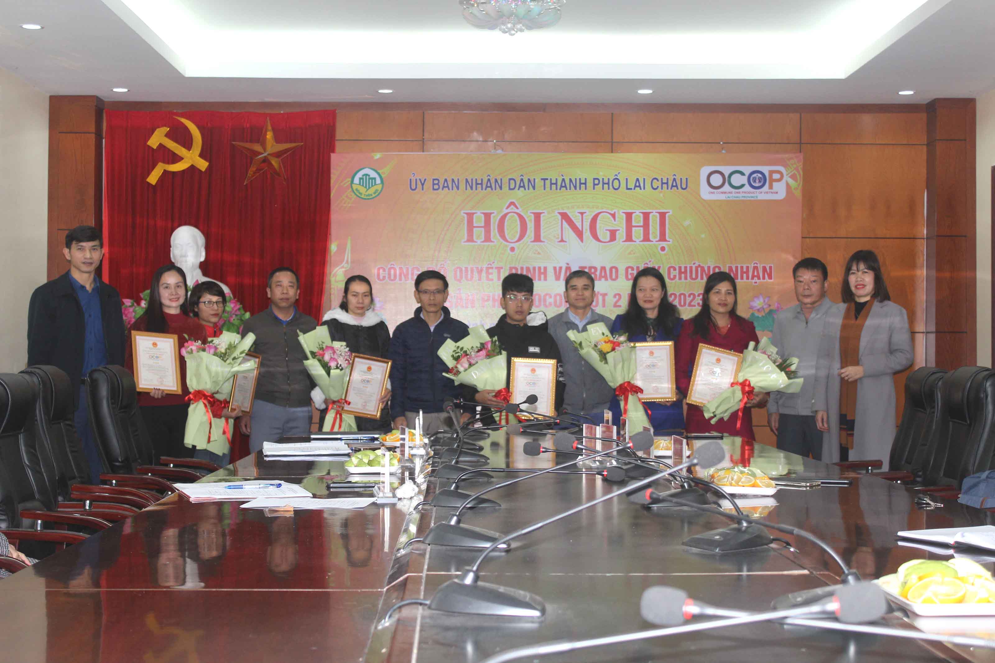 Lãnh đạo UBND thành phố, thành viên hội đồng thẩm định chúc mừng các chủ thể có các sản phẩm được phân hạng và cấp chứng nhận.
