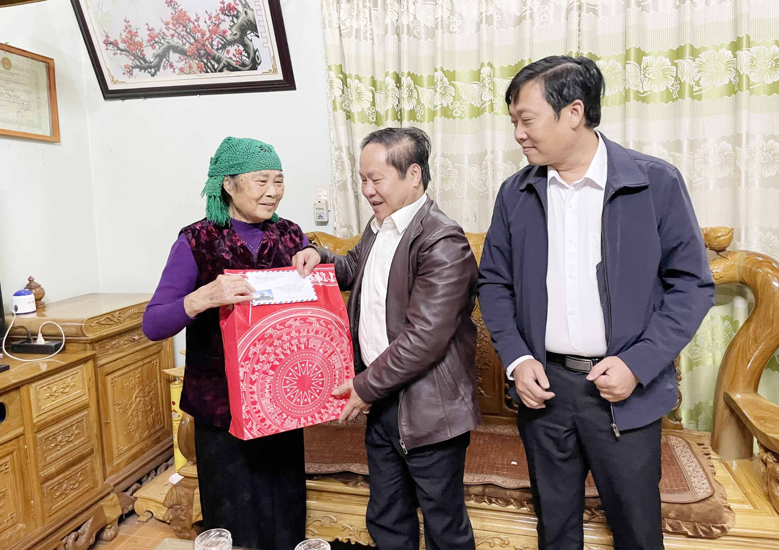 ... thăm hỏi, tặng quà bà Vương Thị Mào ở thôn Thống Nhất (thị trấn Phong Thổ, huyện Phong Thổ).