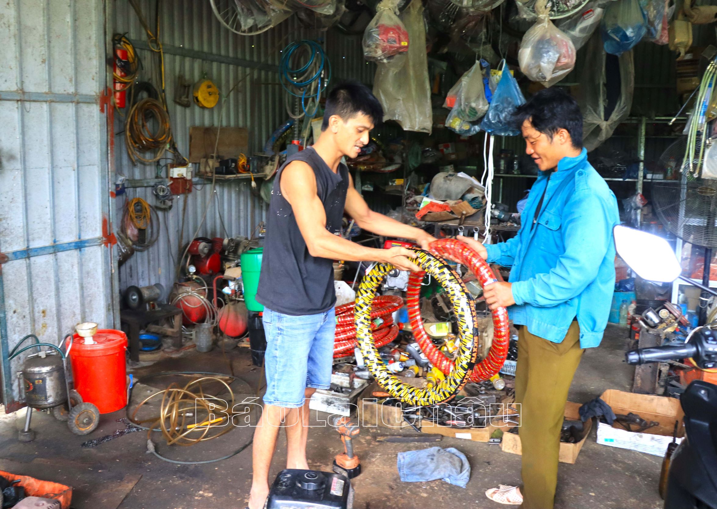 Học nghề sửa chữa xe máy, bà con xã Ma Quai (huyện Sìn Hồ) đầu tư mở tiệm phục vụ dân bản.