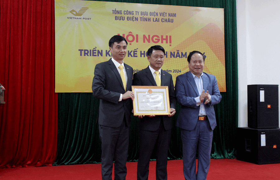 ĐC Hải trao.