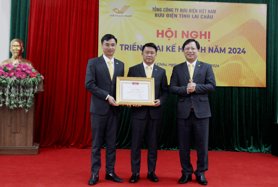 ĐC Hào trao.