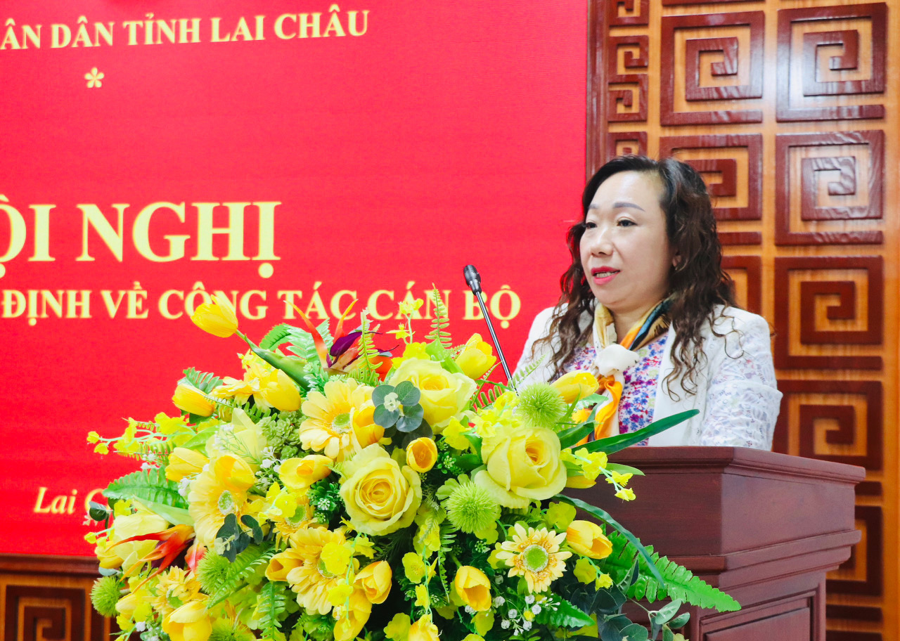 Đồng chí Ngô Thị Bích Hạnh phát biểu nhận nhiệm vụ.