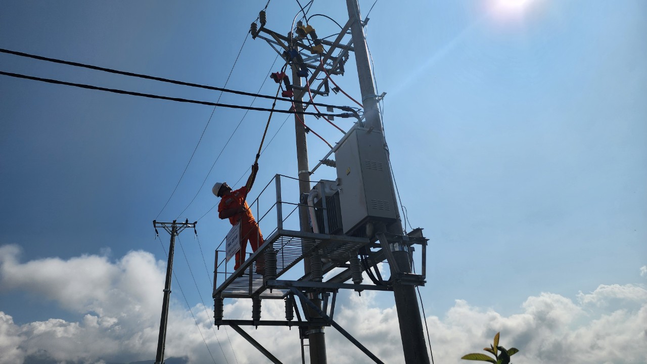 Niềm vui có điện trước thềm năm mới của người vùng biên Lai Châu