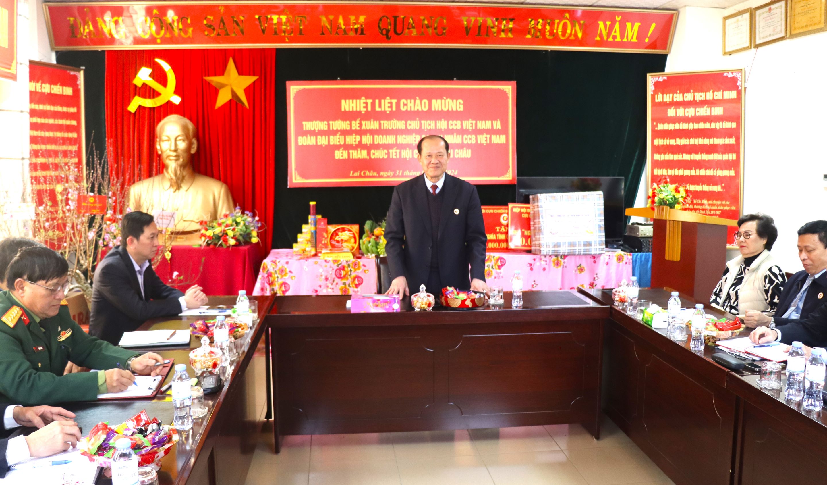 Thượng tướng Bế Xuân Trường - Chủ tịch Hội CCB Việt Nam phát biểu tại buổi thăm và chúc tết.