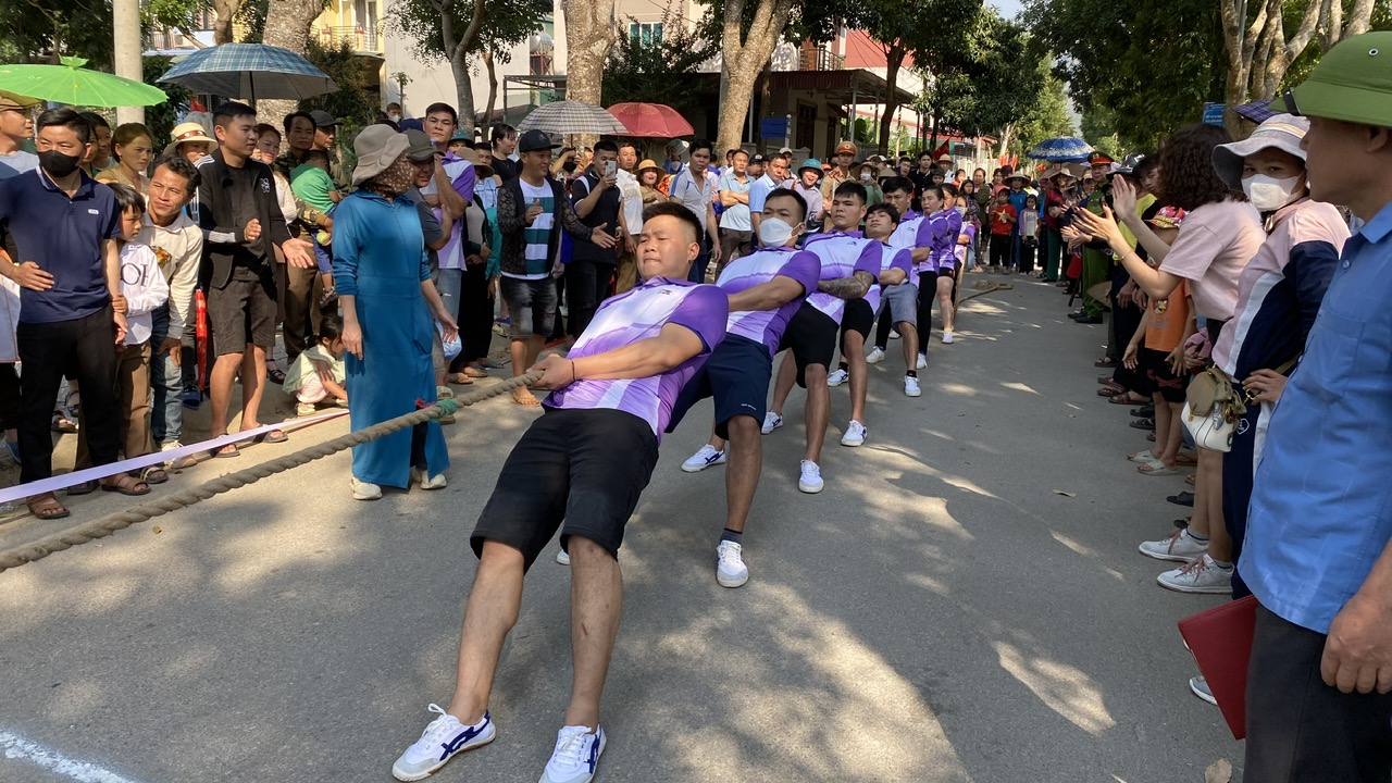 Nhân dân tham gia kéo co…