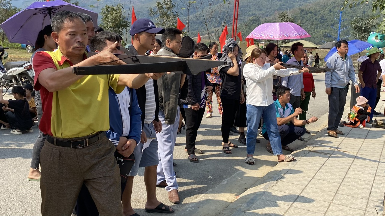 … bắn nỏ